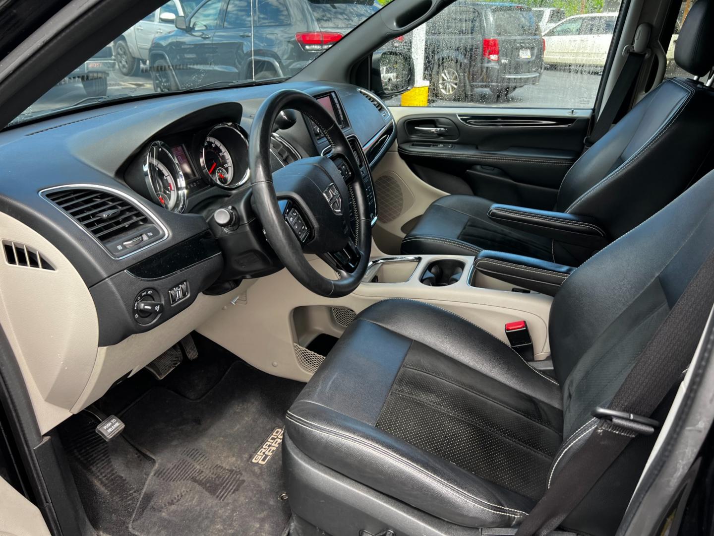 2017 Black /Black Dodge Grand Caravan SXT (2C4RDGCG4HR) with an 3.6L V6 DOHC 24V engine, 6A transmission, located at 547 E. Main St., Orwell, OH, 44076, (440) 437-5893, 41.535435, -80.847855 - This 2017 Dodge Grand Caravan SXT is a versatile family vehicle that features a 3.6L Pentastar V6 engine paired with a 6-speed automatic transmission, capable of towing up to 3,600 pounds. The Grand Caravan comes with a range of practical features, including daytime running lights, dusk-sensing head - Photo#16