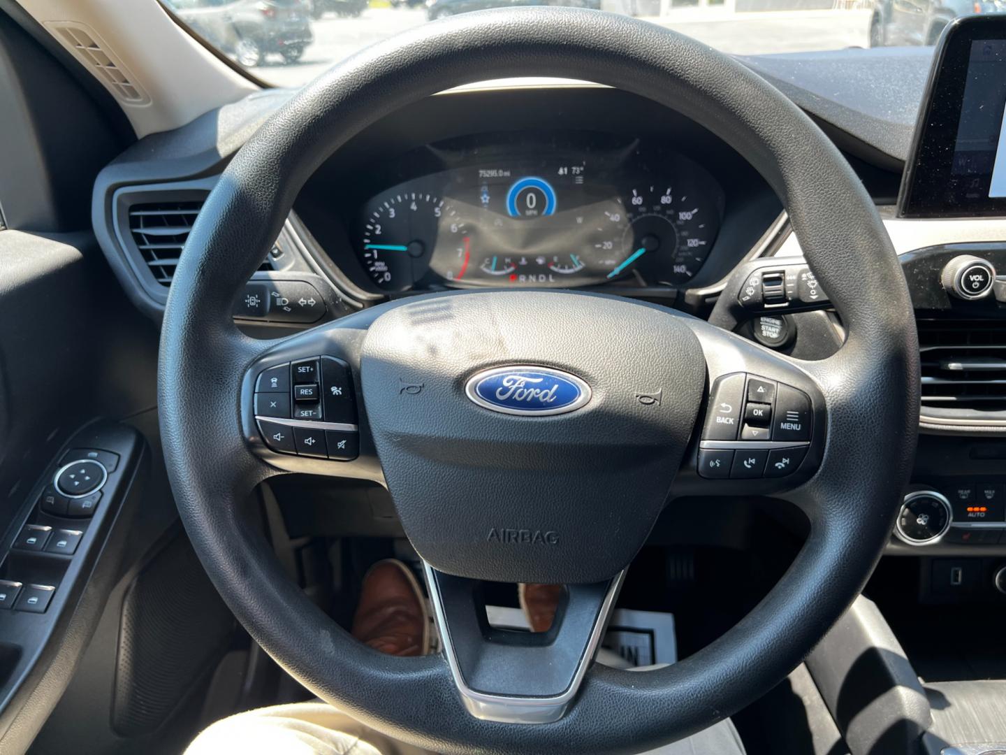 2020 White /Gray Ford Escape SE AWD (1FMCU9G62LU) with an 1.5L I3 DOHC 16V TURBO engine, 8-Speed Automatic transmission, located at 547 E. Main St., Orwell, OH, 44076, (440) 437-5893, 41.535435, -80.847855 - Photo#26