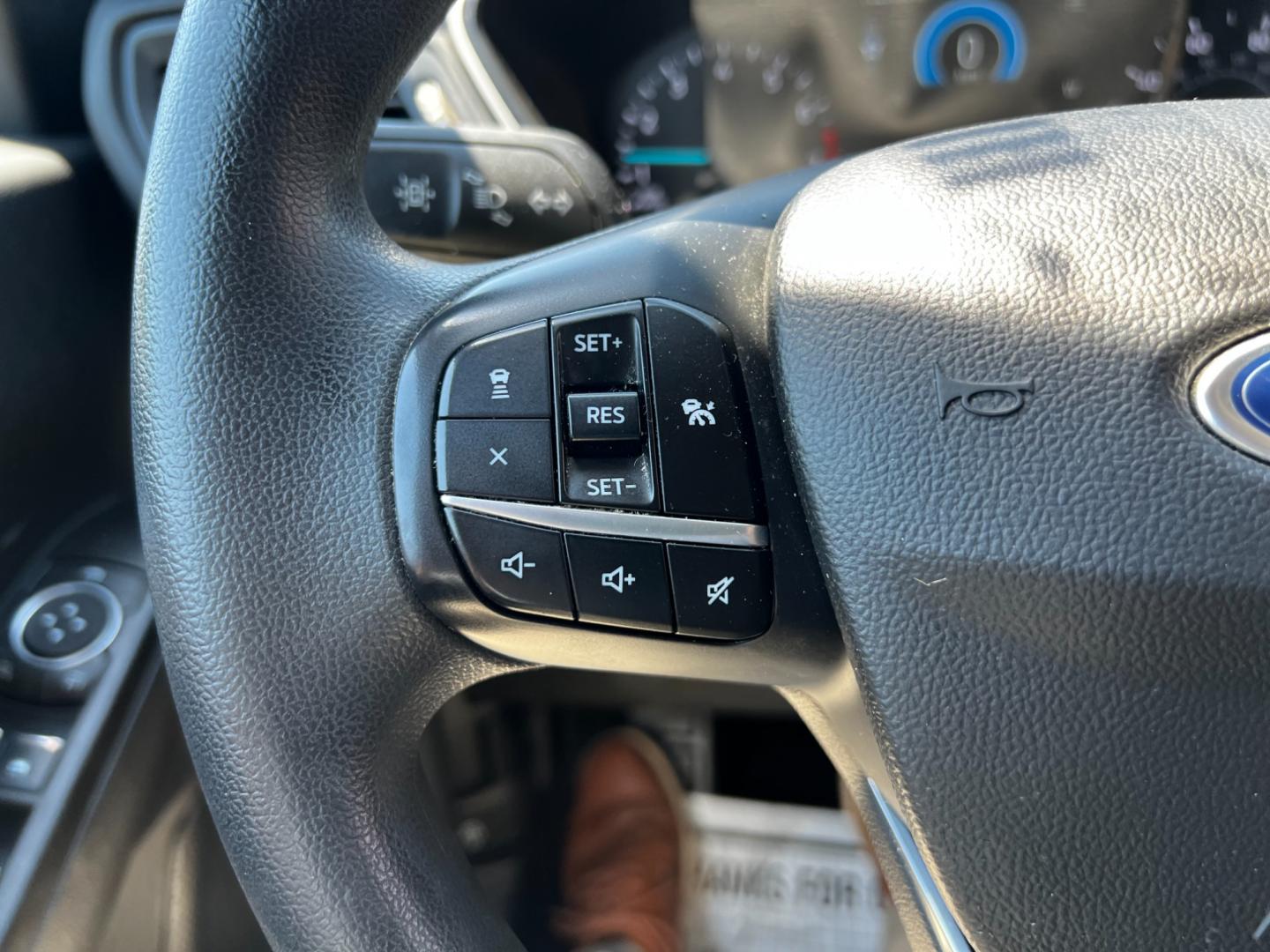 2020 White /Gray Ford Escape SE AWD (1FMCU9G62LU) with an 1.5L I3 DOHC 16V TURBO engine, 8-Speed Automatic transmission, located at 547 E. Main St., Orwell, OH, 44076, (440) 437-5893, 41.535435, -80.847855 - This 2020 Ford Escape SE AWD is a compact SUV that features a 1.5L I3 turbocharged EcoBoost engine paired with an 8-speed automatic transmission. The vehicle offers a range of comfort and convenience features, including automatic climate control, heated front seats, and Apple CarPlay and Android Aut - Photo#24