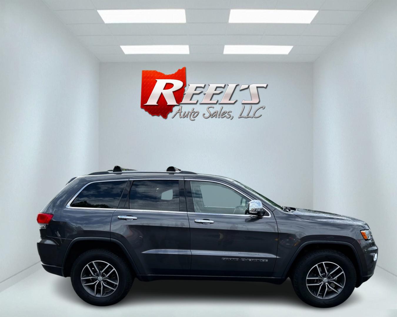 2018 Gray /Black Jeep Grand Cherokee Limited 4WD (1C4RJFBG8JC) with an 3.6L V6 DOHC 24V engine, 8A transmission, located at 11115 Chardon Rd. , Chardon, OH, 44024, (440) 214-9705, 41.580246, -81.241943 - This 2018 Jeep Grand Cherokee Limited is a premium SUV that features a 3.6L Penastar V6 engine paired with an 8-speed automatic transmission. The interior is wrapped in premium leather and includes power front seats with driver memory settings, as well as an auto-dimming rearview mirror and auto-dim - Photo#4