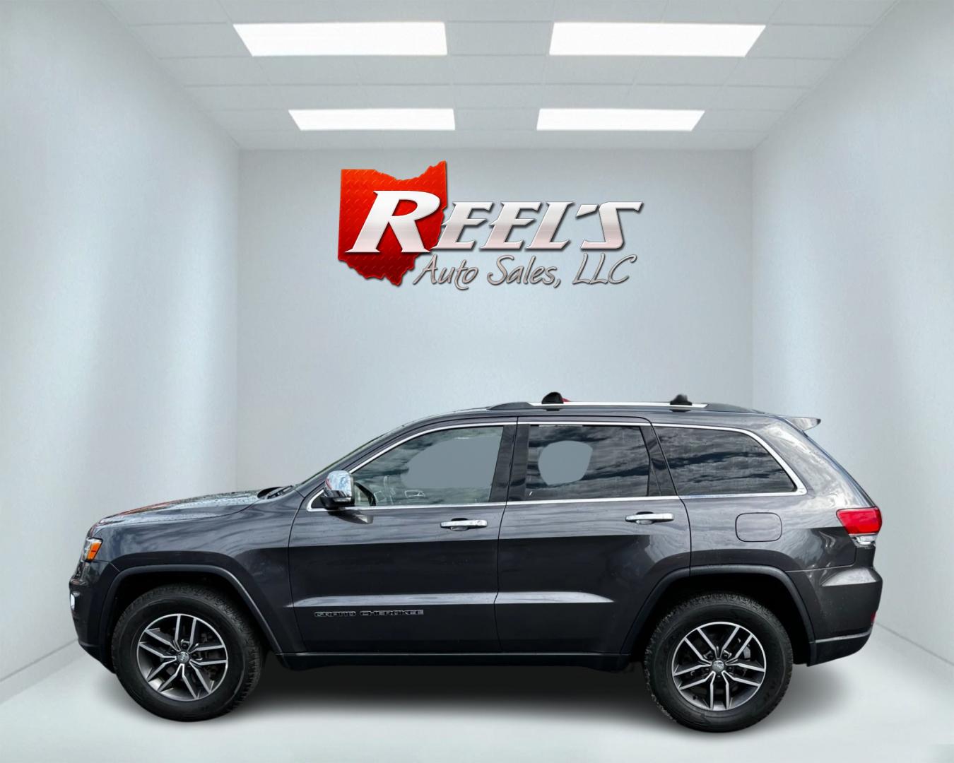 2018 Gray /Black Jeep Grand Cherokee Limited 4WD (1C4RJFBG8JC) with an 3.6L V6 DOHC 24V engine, 8A transmission, located at 547 E. Main St., Orwell, OH, 44076, (440) 437-5893, 41.535435, -80.847855 - This 2018 Jeep Grand Cherokee Limited is a premium SUV that features a 3.6L Penastar V6 engine paired with an 8-speed automatic transmission. The interior is wrapped in premium leather and includes power front seats with driver memory settings, as well as an auto-dimming rearview mirror and auto-dim - Photo#9