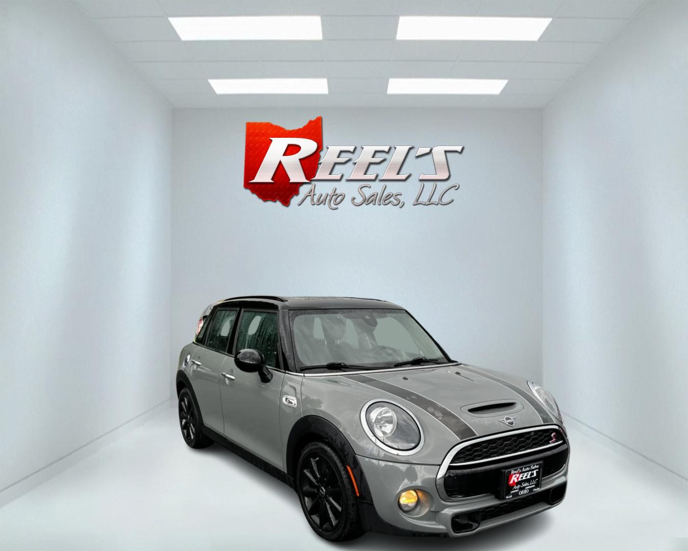 2019 Gray /Black Mini Cooper S 4-Door (WMWXU3C59K2) with an 2.0L I4 DOHC 16V TURBO engine, 6 Speed Manual transmission, located at 547 E. Main St., Orwell, OH, 44076, (440) 437-5893, 41.535435, -80.847855 - This 2019 Mini Cooper S 4-door is a premium hatchback that features a 2.0L I4 turbocharged engine paired with a 6-speed manual transmission, producing 189 horsepower and 207 lb-ft of torque. The vehicle can go from 0-60 in just 6.3 seconds, making it a fun and fuel-efficient car. The interior is wra - Photo#2