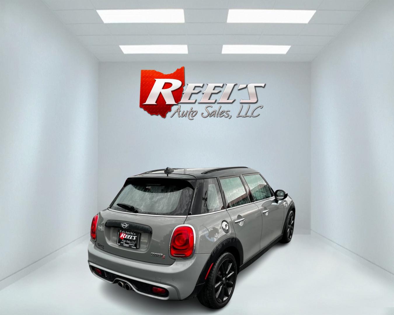 2019 Gray /Black Mini Cooper S 4-Door (WMWXU3C59K2) with an 2.0L I4 DOHC 16V TURBO engine, 6 Speed Manual transmission, located at 547 E. Main St., Orwell, OH, 44076, (440) 437-5893, 41.535435, -80.847855 - This 2019 Mini Cooper S 4-door is a premium hatchback that features a 2.0L I4 turbocharged engine paired with a 6-speed manual transmission, producing 189 horsepower and 207 lb-ft of torque. The vehicle can go from 0-60 in just 6.3 seconds, making it a fun and fuel-efficient car. The interior is wra - Photo#5