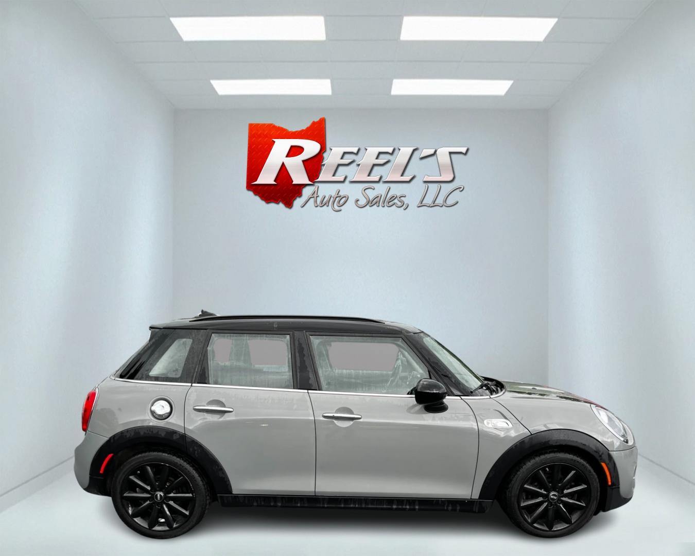 2019 Gray /Black Mini Cooper S 4-Door (WMWXU3C59K2) with an 2.0L I4 DOHC 16V TURBO engine, 6 Speed Manual transmission, located at 547 E. Main St., Orwell, OH, 44076, (440) 437-5893, 41.535435, -80.847855 - This 2019 Mini Cooper S 4-door is a premium hatchback that features a 2.0L I4 turbocharged engine paired with a 6-speed manual transmission, producing 189 horsepower and 207 lb-ft of torque. The vehicle can go from 0-60 in just 6.3 seconds, making it a fun and fuel-efficient car. The interior is wra - Photo#4