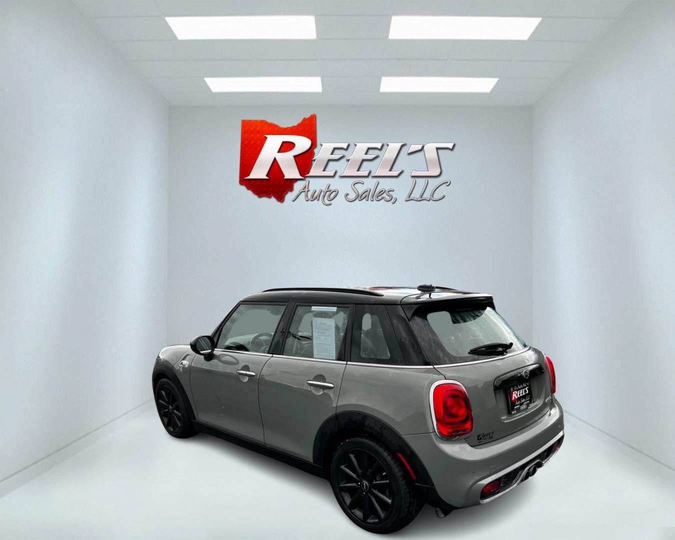 2019 Gray /Black Mini Cooper S 4-Door (WMWXU3C59K2) with an 2.0L I4 DOHC 16V TURBO engine, 6 Speed Manual transmission, located at 547 E. Main St., Orwell, OH, 44076, (440) 437-5893, 41.535435, -80.847855 - This 2019 Mini Cooper S 4-door is a premium hatchback that features a 2.0L I4 turbocharged engine paired with a 6-speed manual transmission, producing 189 horsepower and 207 lb-ft of torque. The vehicle can go from 0-60 in just 6.3 seconds, making it a fun and fuel-efficient car. The interior is wra - Photo#7