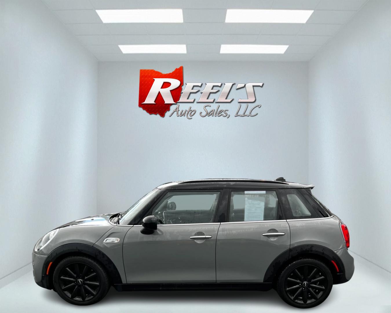 2019 Gray /Black Mini Cooper S 4-Door (WMWXU3C59K2) with an 2.0L I4 DOHC 16V TURBO engine, 6 Speed Manual transmission, located at 547 E. Main St., Orwell, OH, 44076, (440) 437-5893, 41.535435, -80.847855 - This 2019 Mini Cooper S 4-door is a premium hatchback that features a 2.0L I4 turbocharged engine paired with a 6-speed manual transmission, producing 189 horsepower and 207 lb-ft of torque. The vehicle can go from 0-60 in just 6.3 seconds, making it a fun and fuel-efficient car. The interior is wra - Photo#9