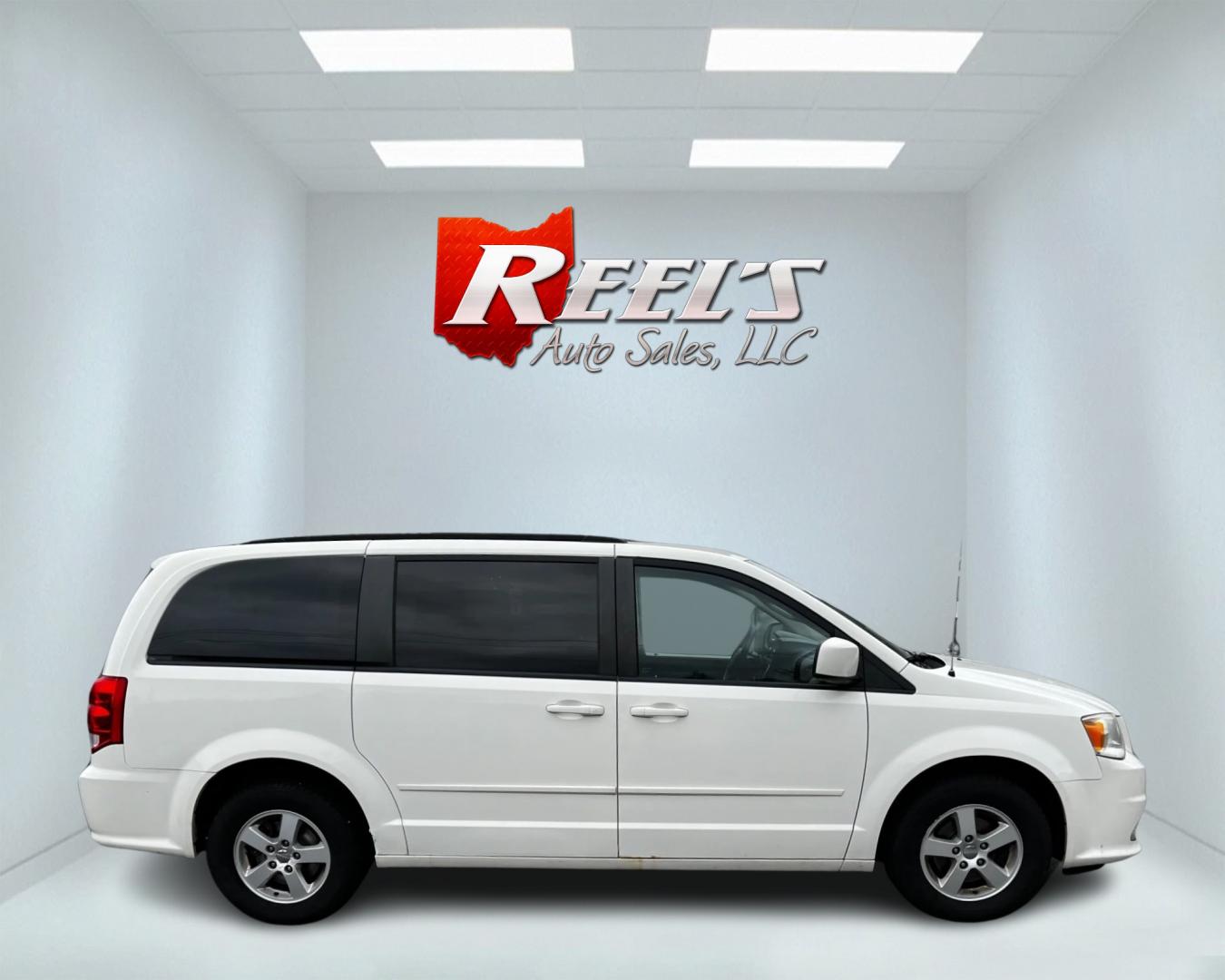 2011 White /Black Dodge Grand Caravan Mainstreet (2D4RN3DG9BR) with an 3.6L V6 DOHC 24V FFV engine, 6-Speed Automatic transmission, located at 547 E. Main St., Orwell, OH, 44076, (440) 437-5893, 41.535435, -80.847855 - This 2011 Dodge Grand Caravan Mainstreet offers a robust 3.6 Pentastar V6 engine paired with a 6-speed automatic transmission, providing a blend of power and efficiency, including flex-fuel capability. The minivan prioritizes convenience and comfort with features such as a power driver's seat, power - Photo#4