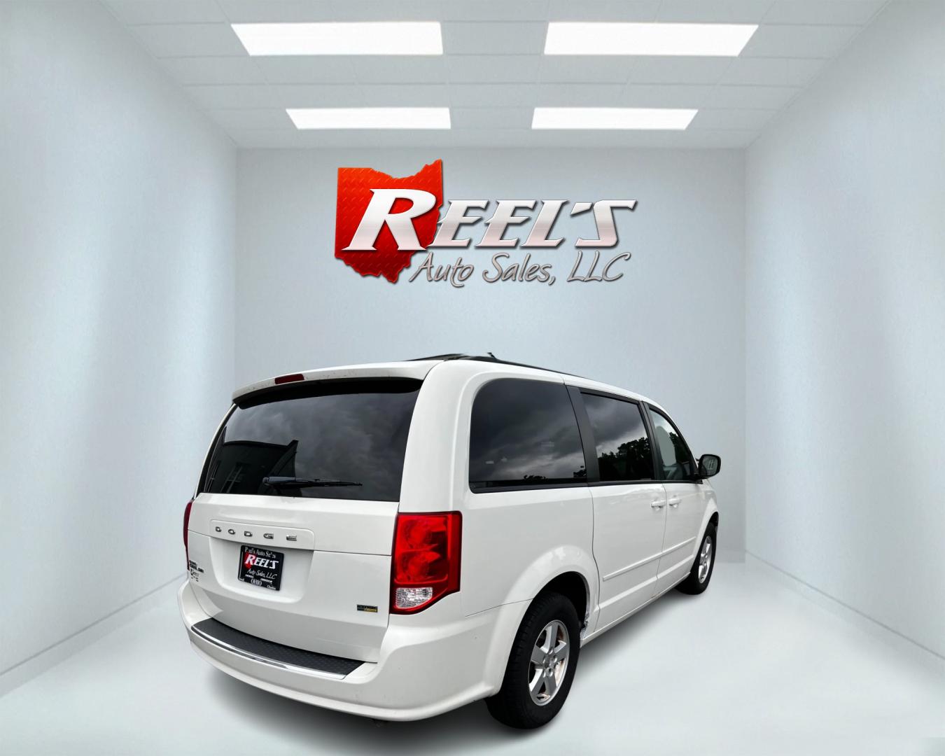 2011 White /Black Dodge Grand Caravan Mainstreet (2D4RN3DG9BR) with an 3.6L V6 DOHC 24V FFV engine, 6-Speed Automatic transmission, located at 547 E. Main St., Orwell, OH, 44076, (440) 437-5893, 41.535435, -80.847855 - This 2011 Dodge Grand Caravan Mainstreet offers a robust 3.6 Pentastar V6 engine paired with a 6-speed automatic transmission, providing a blend of power and efficiency, including flex-fuel capability. The minivan prioritizes convenience and comfort with features such as a power driver's seat, power - Photo#5