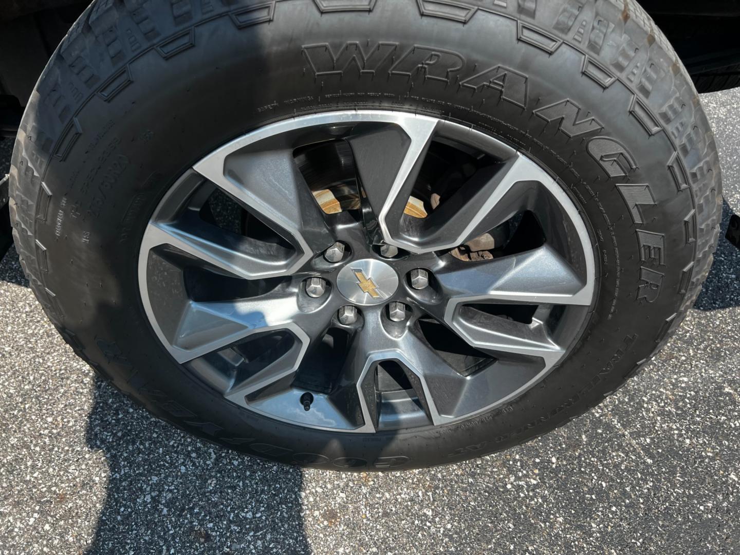 2019 Black /Black Chevrolet Silverado 1500 LT Crew Cab 4WD (1GCUYDEDXKZ) with an 5.3L V8 OHV 16V engine, 8-Speed Automatic transmission, located at 11115 Chardon Rd. , Chardon, OH, 44024, (440) 214-9705, 41.580246, -81.241943 - This 2019 Chevrolet Silverado 1500 LT Crew Cab is equipped with a powerful 5.3L Vortec V8 engine paired with an 8-speed automatic transmission, and features True North Edition styling, LED daytime running lights, and dusk-sensing headlights. Inside, it has a dual-zone automatic climate control, powe - Photo#13