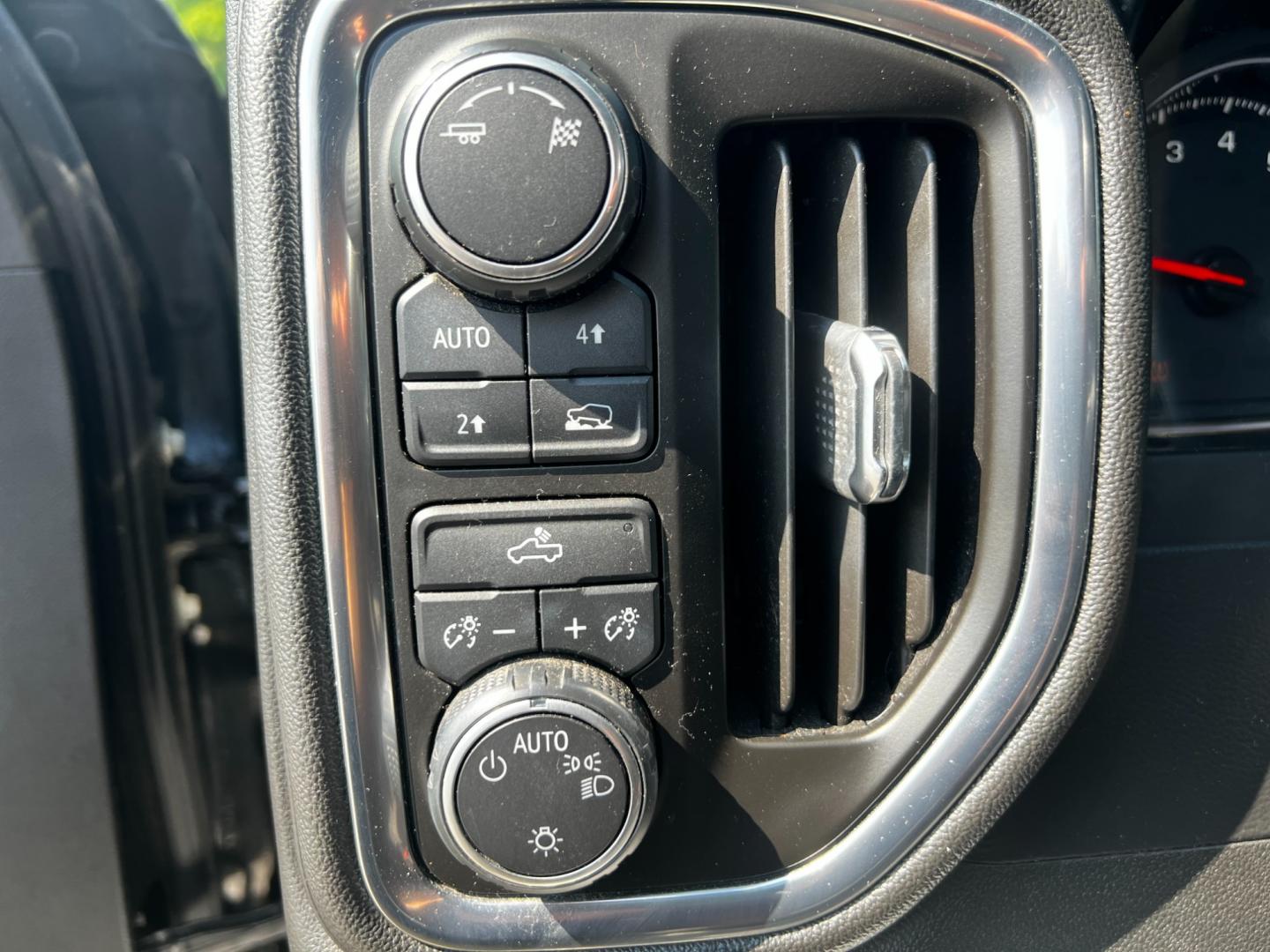 2019 Black /Black Chevrolet Silverado 1500 LT Crew Cab 4WD (1GCUYDEDXKZ) with an 5.3L V8 OHV 16V engine, 8-Speed Automatic transmission, located at 11115 Chardon Rd. , Chardon, OH, 44024, (440) 214-9705, 41.580246, -81.241943 - This 2019 Chevrolet Silverado 1500 LT Crew Cab is equipped with a powerful 5.3L Vortec V8 engine paired with an 8-speed automatic transmission, and features True North Edition styling, LED daytime running lights, and dusk-sensing headlights. Inside, it has a dual-zone automatic climate control, powe - Photo#22