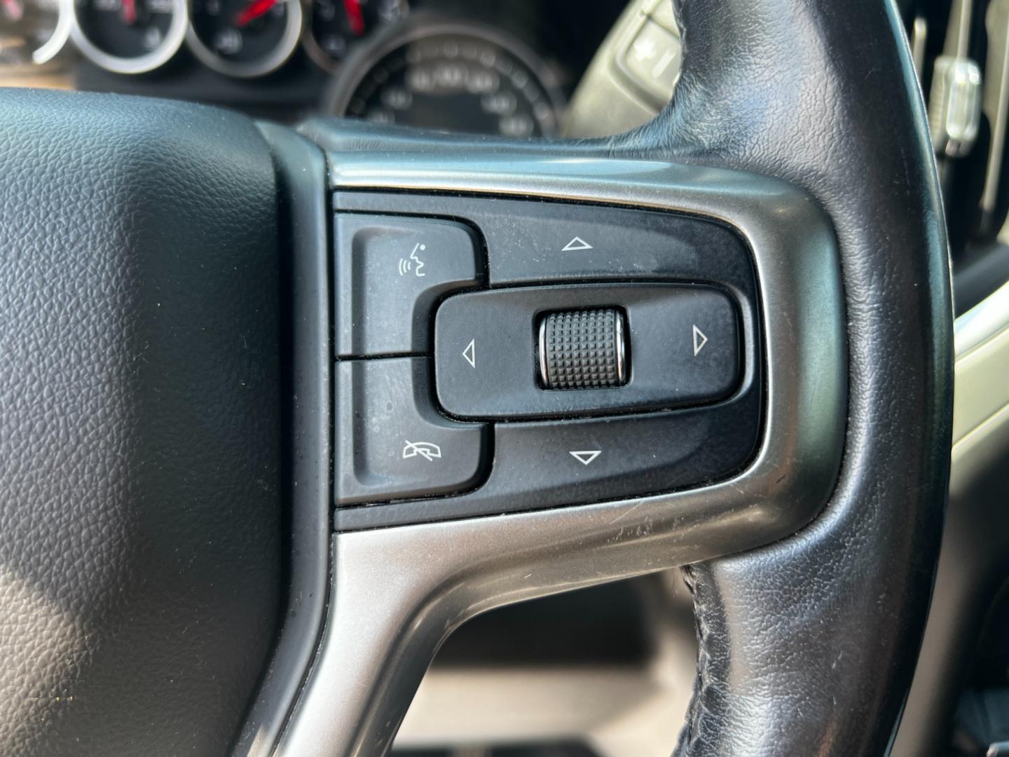 2019 Black /Black Chevrolet Silverado 1500 LT Crew Cab 4WD (1GCUYDEDXKZ) with an 5.3L V8 OHV 16V engine, 8-Speed Automatic transmission, located at 11115 Chardon Rd. , Chardon, OH, 44024, (440) 214-9705, 41.580246, -81.241943 - This 2019 Chevrolet Silverado 1500 LT Crew Cab is equipped with a powerful 5.3L Vortec V8 engine paired with an 8-speed automatic transmission, and features True North Edition styling, LED daytime running lights, and dusk-sensing headlights. Inside, it has a dual-zone automatic climate control, powe - Photo#25