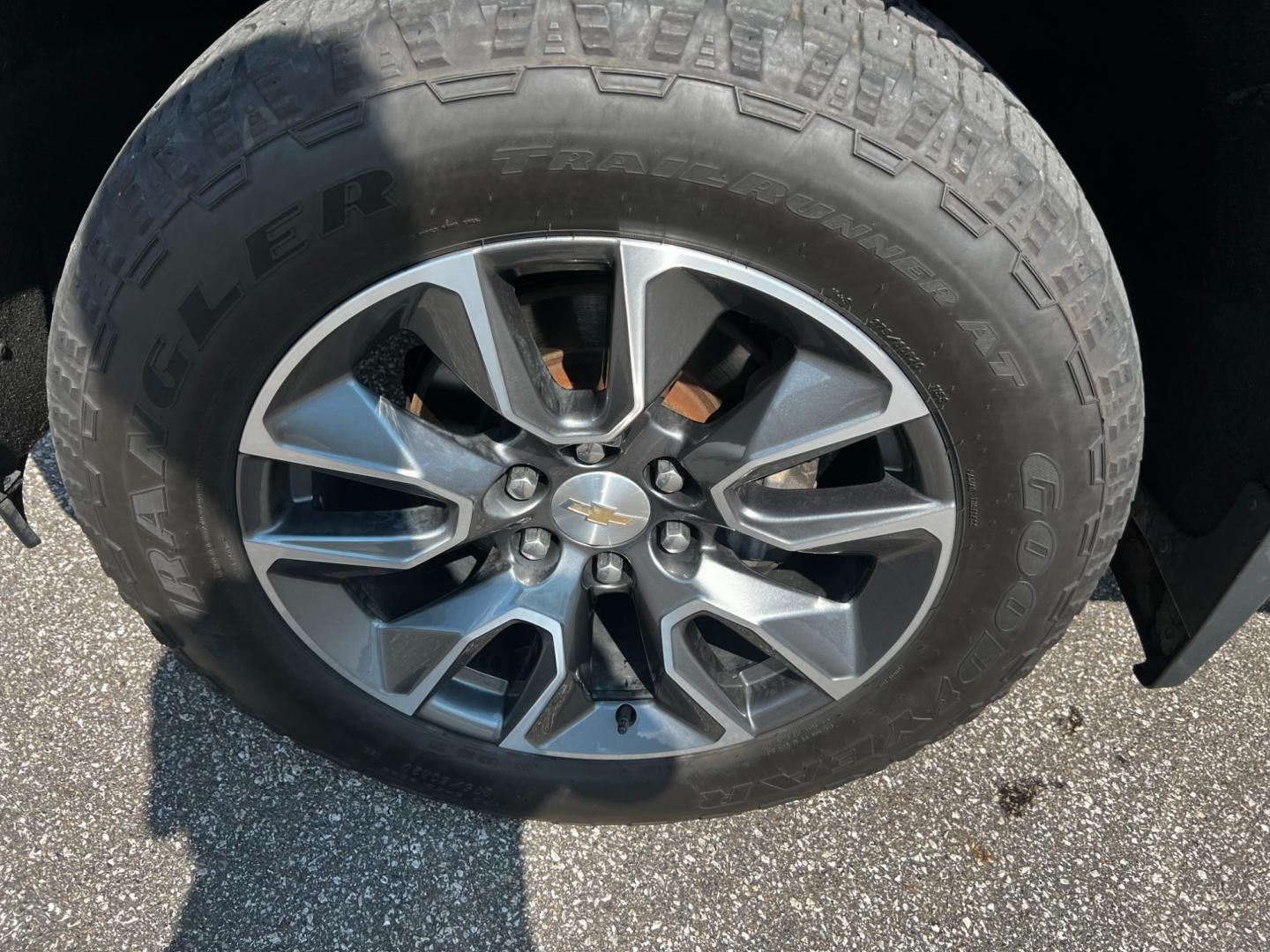 2019 Black /Black Chevrolet Silverado 1500 LT Crew Cab 4WD (1GCUYDEDXKZ) with an 5.3L V8 OHV 16V engine, 8-Speed Automatic transmission, located at 11115 Chardon Rd. , Chardon, OH, 44024, (440) 214-9705, 41.580246, -81.241943 - This 2019 Chevrolet Silverado 1500 LT Crew Cab is equipped with a powerful 5.3L Vortec V8 engine paired with an 8-speed automatic transmission, and features True North Edition styling, LED daytime running lights, and dusk-sensing headlights. Inside, it has a dual-zone automatic climate control, powe - Photo#14