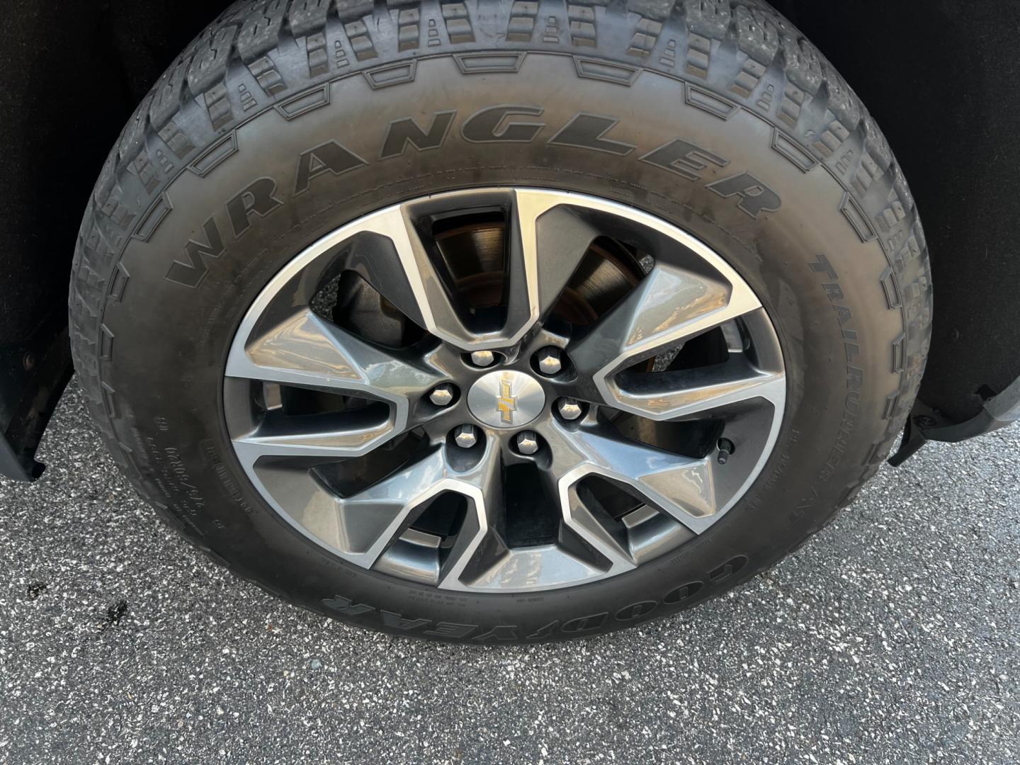 2019 Black /Black Chevrolet Silverado 1500 LT Crew Cab 4WD (1GCUYDEDXKZ) with an 5.3L V8 OHV 16V engine, 8-Speed Automatic transmission, located at 11115 Chardon Rd. , Chardon, OH, 44024, (440) 214-9705, 41.580246, -81.241943 - This 2019 Chevrolet Silverado 1500 LT Crew Cab is equipped with a powerful 5.3L Vortec V8 engine paired with an 8-speed automatic transmission, and features True North Edition styling, LED daytime running lights, and dusk-sensing headlights. Inside, it has a dual-zone automatic climate control, powe - Photo#9