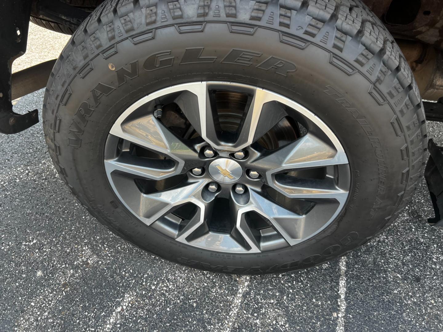 2019 Black /Black Chevrolet Silverado 1500 LT Crew Cab 4WD (1GCUYDEDXKZ) with an 5.3L V8 OHV 16V engine, 8-Speed Automatic transmission, located at 11115 Chardon Rd. , Chardon, OH, 44024, (440) 214-9705, 41.580246, -81.241943 - This 2019 Chevrolet Silverado 1500 LT Crew Cab is equipped with a powerful 5.3L Vortec V8 engine paired with an 8-speed automatic transmission, and features True North Edition styling, LED daytime running lights, and dusk-sensing headlights. Inside, it has a dual-zone automatic climate control, powe - Photo#12