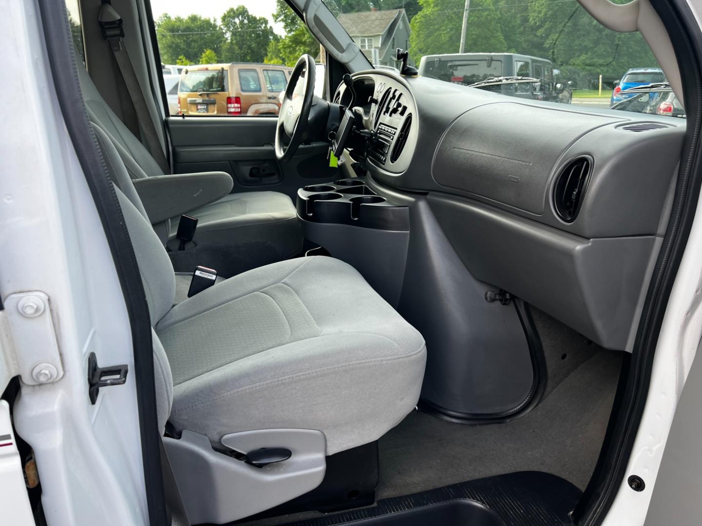 2007 White /Gray Ford E-Series Wagon E-350 XL Super Duty (1FBNE31L07D) with an 5.4L V8 SOHC 16V engine, 4 Speed Auto transmission, located at 547 E. Main St., Orwell, OH, 44076, (440) 437-5893, 41.535435, -80.847855 - This 2007 Ford E-350 XLT Wagon is a versatile and powerful full-size van designed for both passenger transport and heavy-duty applications. Equipped with a robust 5.4-liter Triton V8 engine and a 4-speed automatic transmission, this vehicle offers substantial performance capabilities. It can accommo - Photo#10