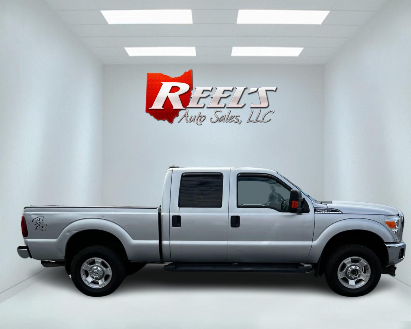 2016 Silver /Gray Ford F-250 SD XLT Crew Cab 4WD (1FT7W2B67GE) with an 6.2L V8 OHV 16V engine, 6-Speed Automatic transmission, located at 547 E. Main St., Orwell, OH, 44076, (440) 437-5893, 41.535435, -80.847855 - Photo#4