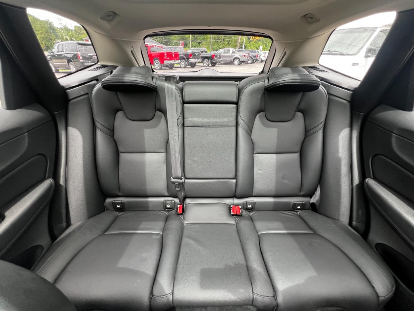 2022 Silver /Black Volvo XC60 Momentum (YV4L12RK2N1) with an 2.0 I4 DOHC I4 Turbo Mild Hybrid engine, 8-Speed Automatic transmission, located at 11115 Chardon Rd. , Chardon, OH, 44024, (440) 214-9705, 41.580246, -81.241943 - Photo#34