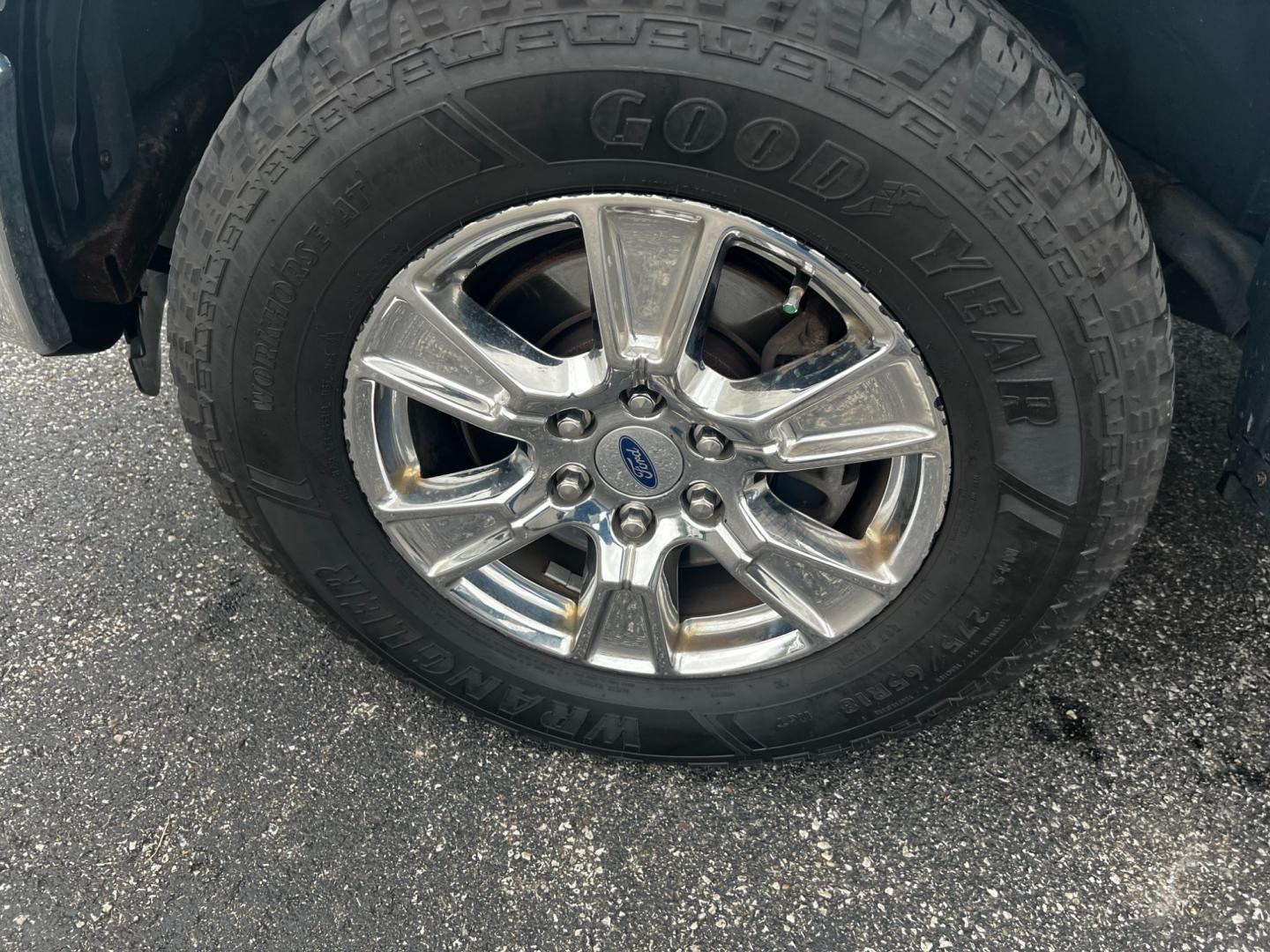 2016 Silver /Gray Ford F-150 XLT 302A (1FTEW1EF3GF) with an 5.0L V8 OHV 32V FFV engine, 6-Speed Automatic transmission, located at 11115 Chardon Rd. , Chardon, OH, 44024, (440) 214-9705, 41.580246, -81.241943 - This 2016 Ford F-150 XLT 302A Crew Cab 4WD is a robust pickup truck powered by a 5.0 Coyote V8 engine producing 385 HP and 387 lb-ft of torque, paired with a 6-speed automatic transmission. It boasts impressive capabilities with an 8,900-pound towing capacity and 1,889-pound payload capacity. The tr - Photo#27