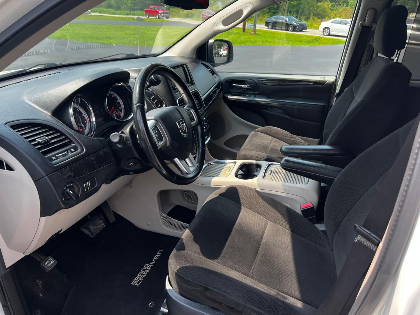 2013 White /Black Dodge Grand Caravan SXT (2C4RDGCG0DR) with an 3.6L V6 DOHC 24V FFV engine, 6-Speed Automatic transmission, located at 547 E. Main St., Orwell, OH, 44076, (440) 437-5893, 41.535435, -80.847855 - Photo#13