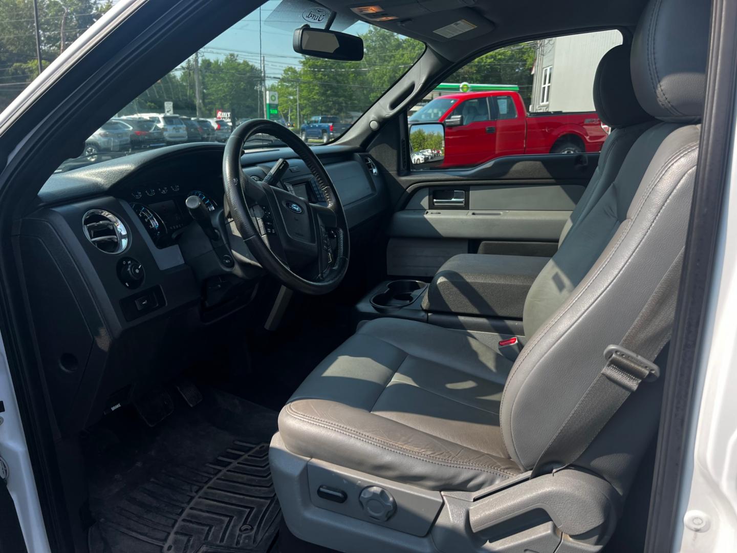 2014 White /Gray Ford F-150 XLT 302A SuperCrew 5.5-ft. Bed 4WD (1FTFW1ET2EF) with an 3.5L V6 TWIN TURBO engine, 6-Speed Automatic transmission, located at 11115 Chardon Rd. , Chardon, OH, 44024, (440) 214-9705, 41.580246, -81.241943 - Photo#17