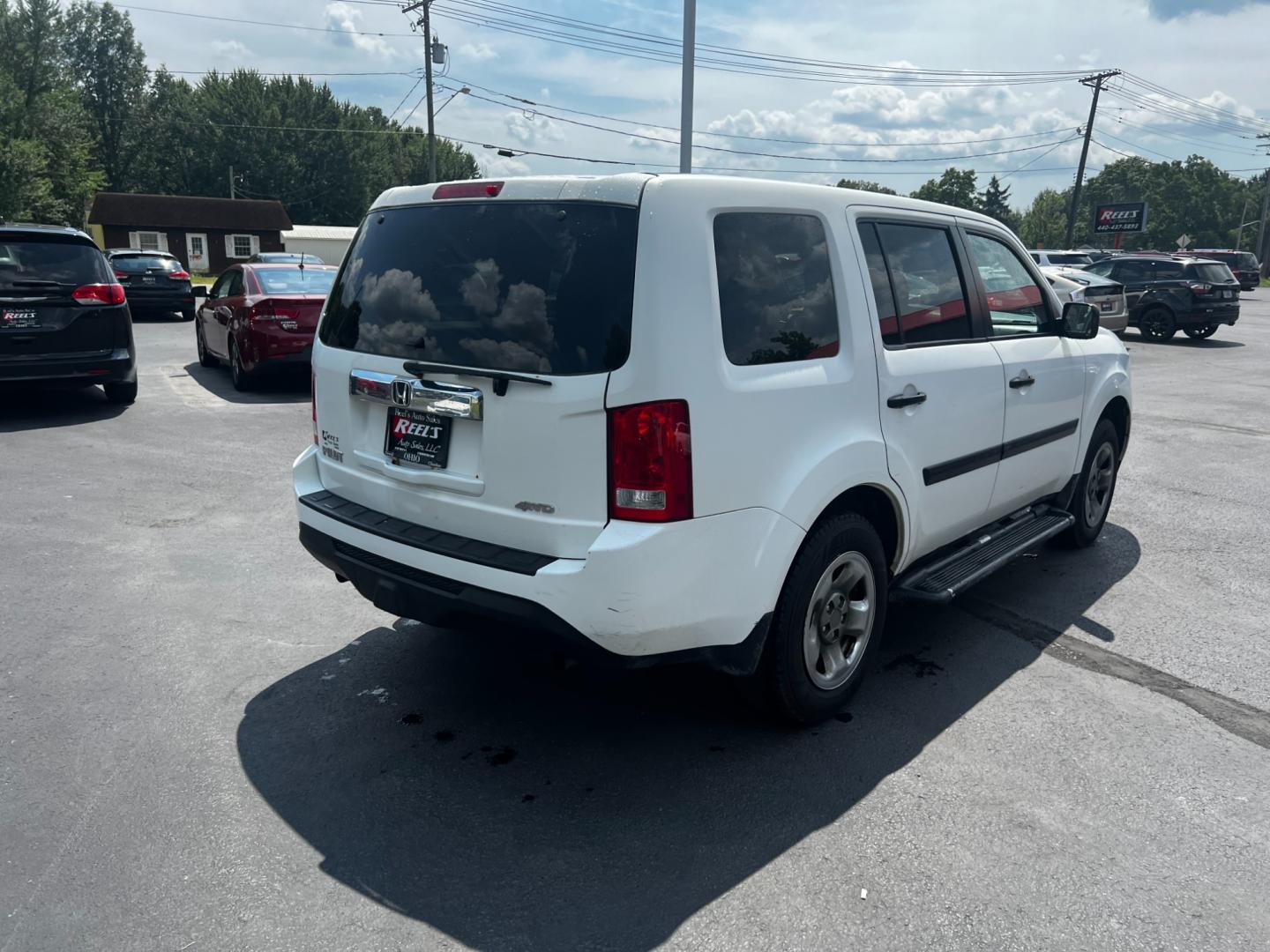 2012 White /Gray Honda Pilot LX 4WD 5-Spd AT (5FNYF4H29CB) with an 3.5L V6 SOHC 24V engine, 5-Speed Automatic transmission, located at 547 E. Main St., Orwell, OH, 44076, (440) 437-5893, 41.535435, -80.847855 - This 2012 Honda Pilot LX 4WD is a midsize SUV that offers reliable performance and numerous convenience features. It is powered by a 3.5 SOHC V6 engine coupled with a 5-speed automatic transmission. The SUV can tow up to 4,500 pounds, offering the VTM-4 lock system for better handling and traction. - Photo#17