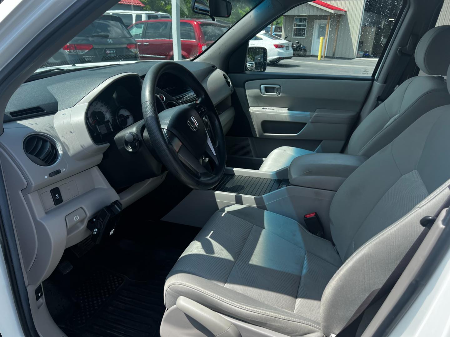 2012 White /Gray Honda Pilot LX 4WD 5-Spd AT (5FNYF4H29CB) with an 3.5L V6 SOHC 24V engine, 5-Speed Automatic transmission, located at 547 E. Main St., Orwell, OH, 44076, (440) 437-5893, 41.535435, -80.847855 - This 2012 Honda Pilot LX 4WD is a midsize SUV that offers reliable performance and numerous convenience features. It is powered by a 3.5 SOHC V6 engine coupled with a 5-speed automatic transmission. The SUV can tow up to 4,500 pounds, offering the VTM-4 lock system for better handling and traction. - Photo#27