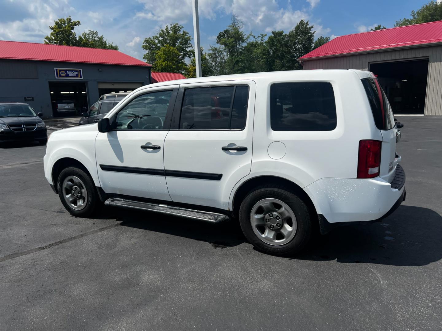 2012 White /Gray Honda Pilot LX 4WD 5-Spd AT (5FNYF4H29CB) with an 3.5L V6 SOHC 24V engine, 5-Speed Automatic transmission, located at 547 E. Main St., Orwell, OH, 44076, (440) 437-5893, 41.535435, -80.847855 - This 2012 Honda Pilot LX 4WD is a midsize SUV that offers reliable performance and numerous convenience features. It is powered by a 3.5 SOHC V6 engine coupled with a 5-speed automatic transmission. The SUV can tow up to 4,500 pounds, offering the VTM-4 lock system for better handling and traction. - Photo#22