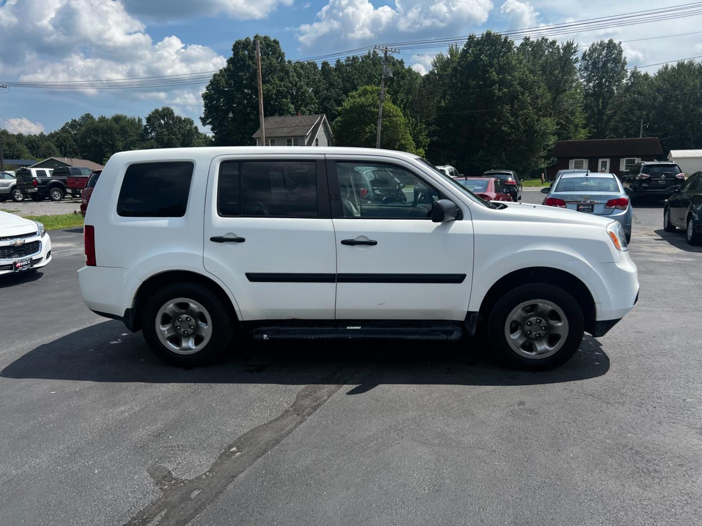 2012 White /Gray Honda Pilot LX 4WD 5-Spd AT (5FNYF4H29CB) with an 3.5L V6 SOHC 24V engine, 5-Speed Automatic transmission, located at 547 E. Main St., Orwell, OH, 44076, (440) 437-5893, 41.535435, -80.847855 - This 2012 Honda Pilot LX 4WD is a midsize SUV that offers reliable performance and numerous convenience features. It is powered by a 3.5 SOHC V6 engine coupled with a 5-speed automatic transmission. The SUV can tow up to 4,500 pounds, offering the VTM-4 lock system for better handling and traction. - Photo#15