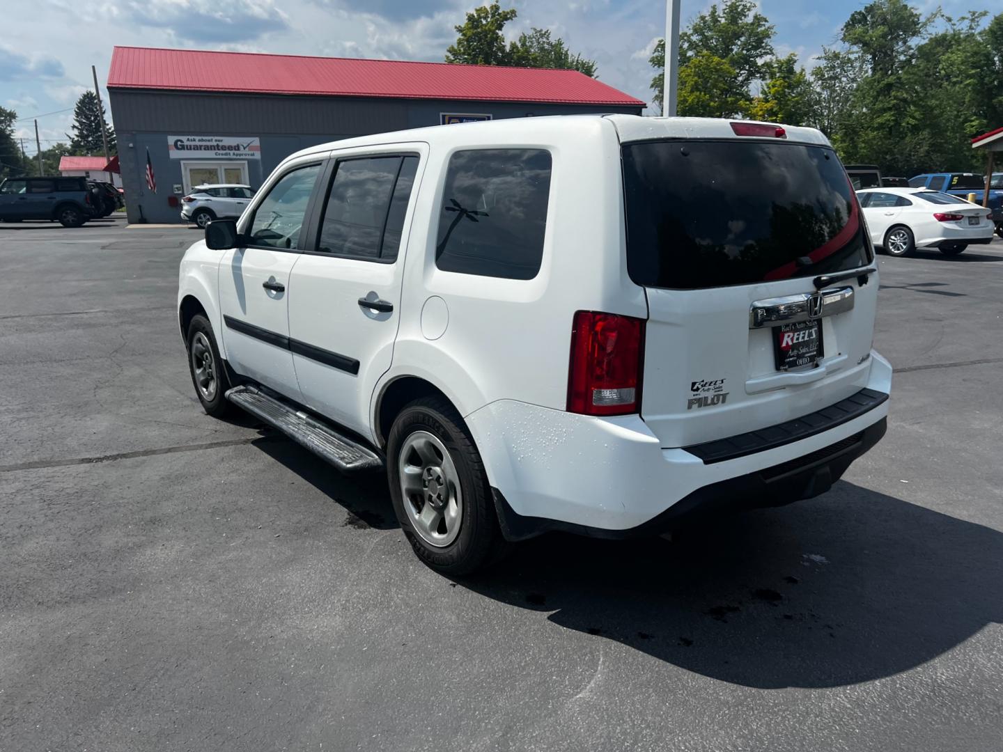 2012 White /Gray Honda Pilot LX 4WD 5-Spd AT (5FNYF4H29CB) with an 3.5L V6 SOHC 24V engine, 5-Speed Automatic transmission, located at 547 E. Main St., Orwell, OH, 44076, (440) 437-5893, 41.535435, -80.847855 - This 2012 Honda Pilot LX 4WD is a midsize SUV that offers reliable performance and numerous convenience features. It is powered by a 3.5 SOHC V6 engine coupled with a 5-speed automatic transmission. The SUV can tow up to 4,500 pounds, offering the VTM-4 lock system for better handling and traction. - Photo#21