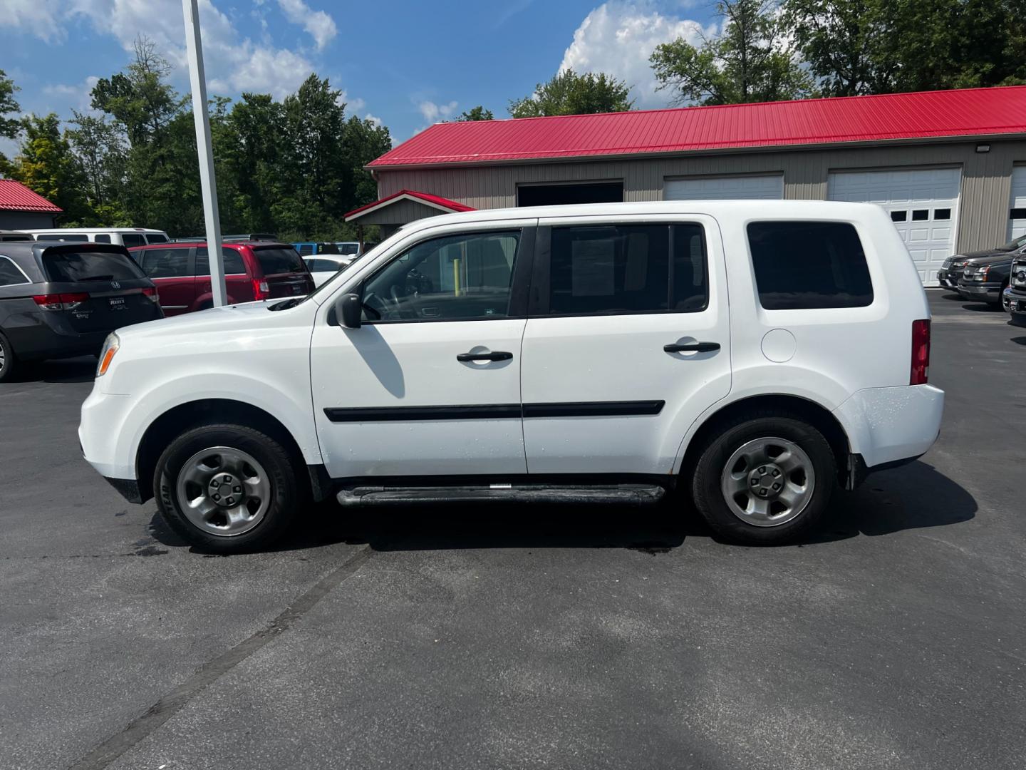 2012 White /Gray Honda Pilot LX 4WD 5-Spd AT (5FNYF4H29CB) with an 3.5L V6 SOHC 24V engine, 5-Speed Automatic transmission, located at 547 E. Main St., Orwell, OH, 44076, (440) 437-5893, 41.535435, -80.847855 - This 2012 Honda Pilot LX 4WD is a midsize SUV that offers reliable performance and numerous convenience features. It is powered by a 3.5 SOHC V6 engine coupled with a 5-speed automatic transmission. The SUV can tow up to 4,500 pounds, offering the VTM-4 lock system for better handling and traction. - Photo#24