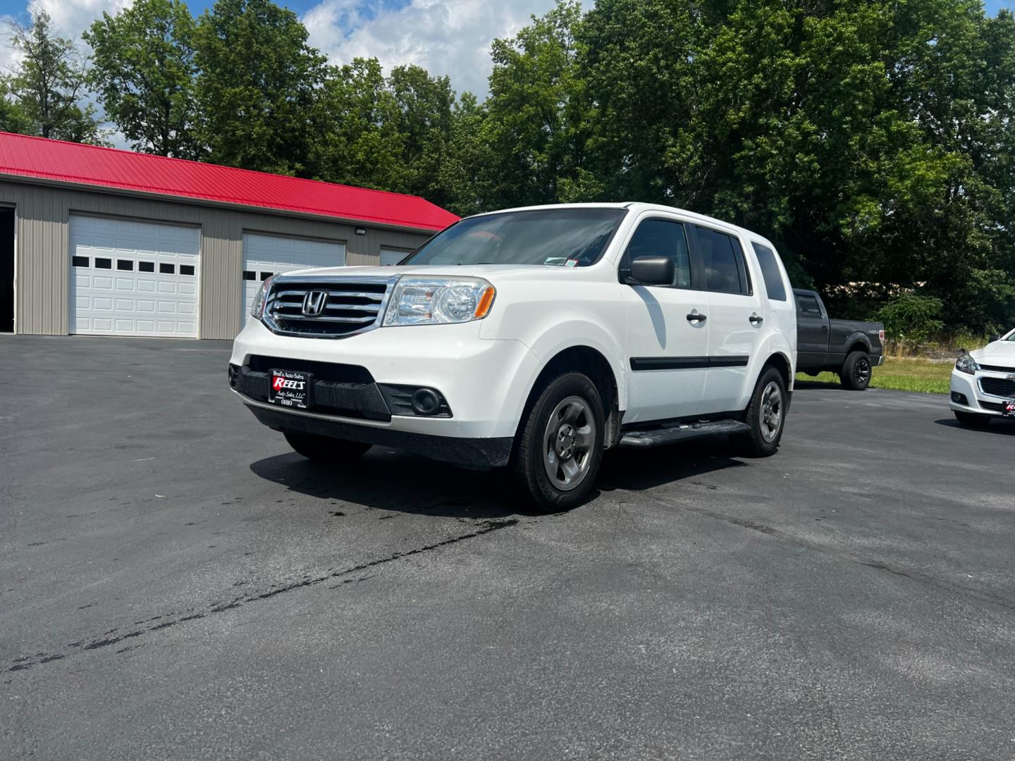 2012 White /Gray Honda Pilot LX 4WD 5-Spd AT (5FNYF4H29CB) with an 3.5L V6 SOHC 24V engine, 5-Speed Automatic transmission, located at 547 E. Main St., Orwell, OH, 44076, (440) 437-5893, 41.535435, -80.847855 - This 2012 Honda Pilot LX 4WD is a midsize SUV that offers reliable performance and numerous convenience features. It is powered by a 3.5 SOHC V6 engine coupled with a 5-speed automatic transmission. The SUV can tow up to 4,500 pounds, offering the VTM-4 lock system for better handling and traction. - Photo#10