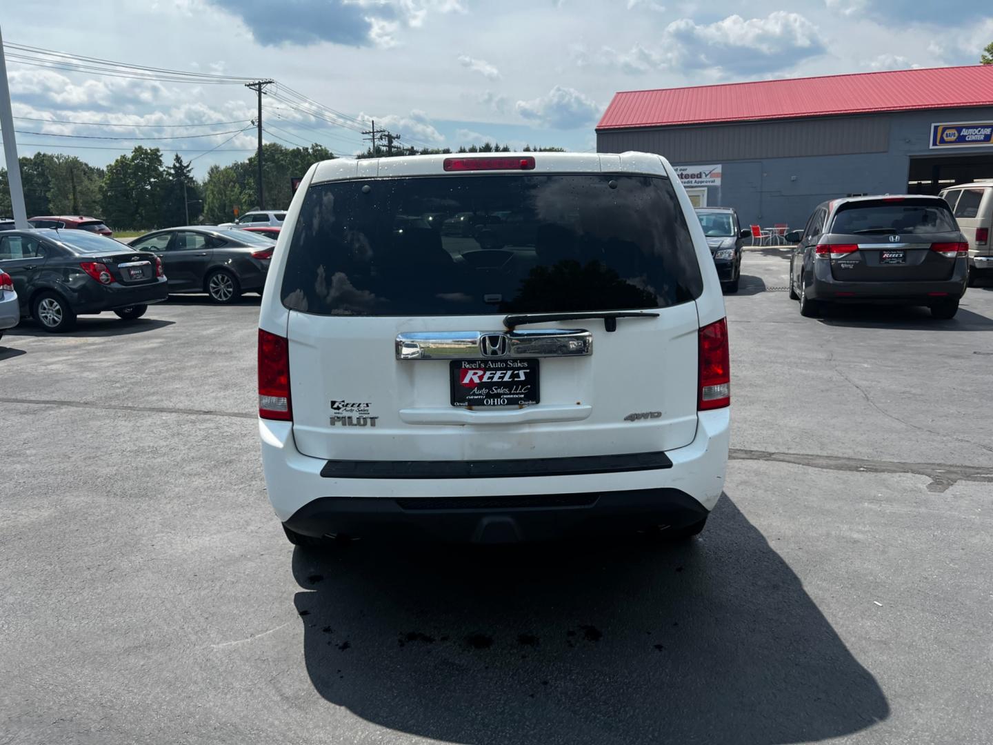 2012 White /Gray Honda Pilot LX 4WD 5-Spd AT (5FNYF4H29CB) with an 3.5L V6 SOHC 24V engine, 5-Speed Automatic transmission, located at 547 E. Main St., Orwell, OH, 44076, (440) 437-5893, 41.535435, -80.847855 - This 2012 Honda Pilot LX 4WD is a midsize SUV that offers reliable performance and numerous convenience features. It is powered by a 3.5 SOHC V6 engine coupled with a 5-speed automatic transmission. The SUV can tow up to 4,500 pounds, offering the VTM-4 lock system for better handling and traction. - Photo#18