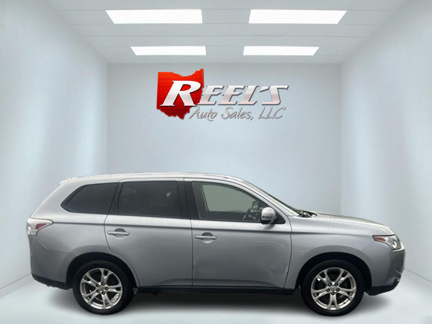 2014 Silver /Black Mitsubishi Outlander SE Premium S-AWC (JA4AZ3A30EZ) with an 2.4L I4 SOHC 16V engine, 6-Speed Automatic transmission, located at 11115 Chardon Rd. , Chardon, OH, 44024, (440) 214-9705, 41.580246, -81.241943 - This 2014 Mitsubishi Outlander SE Premium AWD is a well-equipped compact SUV that offers a blend of comfort, efficiency, and versatility. It features a fuel-efficient 2.4-liter inline-4 engine capable of achieving up to 29 MPG on the highway, making it an economical choice for long trips. The interi - Photo#4