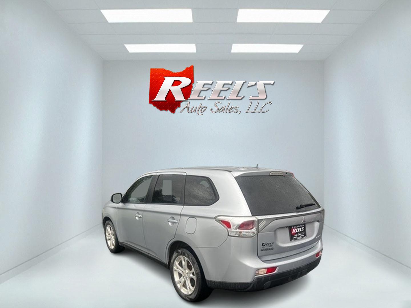 2014 Silver /Black Mitsubishi Outlander SE Premium S-AWC (JA4AZ3A30EZ) with an 2.4L I4 SOHC 16V engine, 6-Speed Automatic transmission, located at 11115 Chardon Rd. , Chardon, OH, 44024, (440) 214-9705, 41.580246, -81.241943 - This 2014 Mitsubishi Outlander SE Premium AWD is a well-equipped compact SUV that offers a blend of comfort, efficiency, and versatility. It features a fuel-efficient 2.4-liter inline-4 engine capable of achieving up to 29 MPG on the highway, making it an economical choice for long trips. The interi - Photo#8