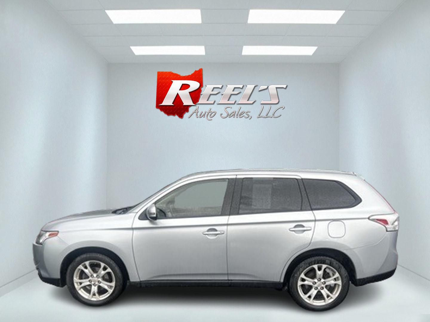 2014 Silver /Black Mitsubishi Outlander SE Premium S-AWC (JA4AZ3A30EZ) with an 2.4L I4 SOHC 16V engine, 6-Speed Automatic transmission, located at 11115 Chardon Rd. , Chardon, OH, 44024, (440) 214-9705, 41.580246, -81.241943 - This 2014 Mitsubishi Outlander SE Premium AWD is a well-equipped compact SUV that offers a blend of comfort, efficiency, and versatility. It features a fuel-efficient 2.4-liter inline-4 engine capable of achieving up to 29 MPG on the highway, making it an economical choice for long trips. The interi - Photo#11