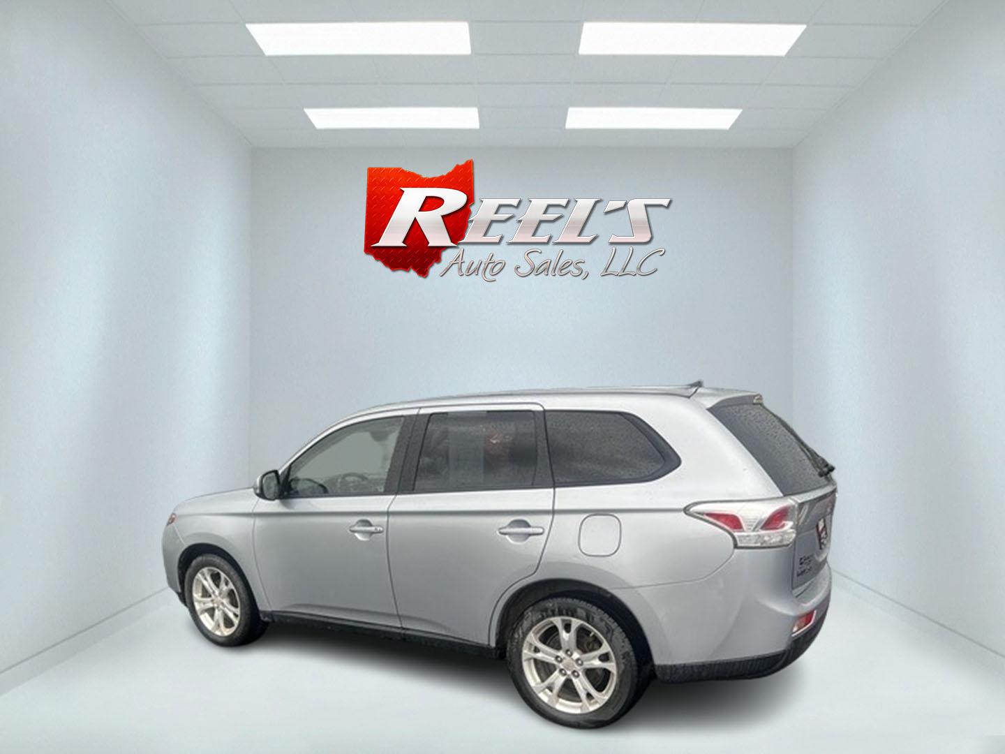 2014 Silver /Black Mitsubishi Outlander SE Premium S-AWC (JA4AZ3A30EZ) with an 2.4L I4 SOHC 16V engine, 6-Speed Automatic transmission, located at 11115 Chardon Rd. , Chardon, OH, 44024, (440) 214-9705, 41.580246, -81.241943 - This 2014 Mitsubishi Outlander SE Premium AWD is a well-equipped compact SUV that offers a blend of comfort, efficiency, and versatility. It features a fuel-efficient 2.4-liter inline-4 engine capable of achieving up to 29 MPG on the highway, making it an economical choice for long trips. The interi - Photo#9