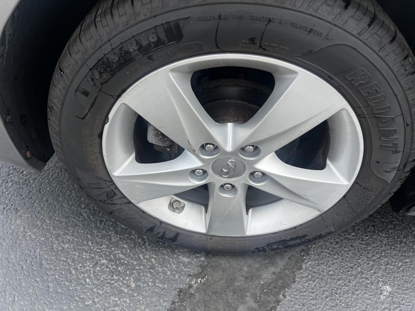 2012 Gray /Gray Hyundai Elantra GLS A/T (KMHDH4AE1CU) with an 1.8L I4 DOHC 16V engine, 6-Speed Automatic transmission, located at 547 E. Main St., Orwell, OH, 44076, (440) 437-5893, 41.535435, -80.847855 - This One Owner 2012 Hyundai Elantra GLS is a compact sedan offering a balanced mix of efficiency and features. It's powered by a 1.8-liter four-cylinder engine paired with a 6-speed automatic transmission, delivering a fuel-efficient performance with an impressive 38 MPG on the highway. Safety is en - Photo#10