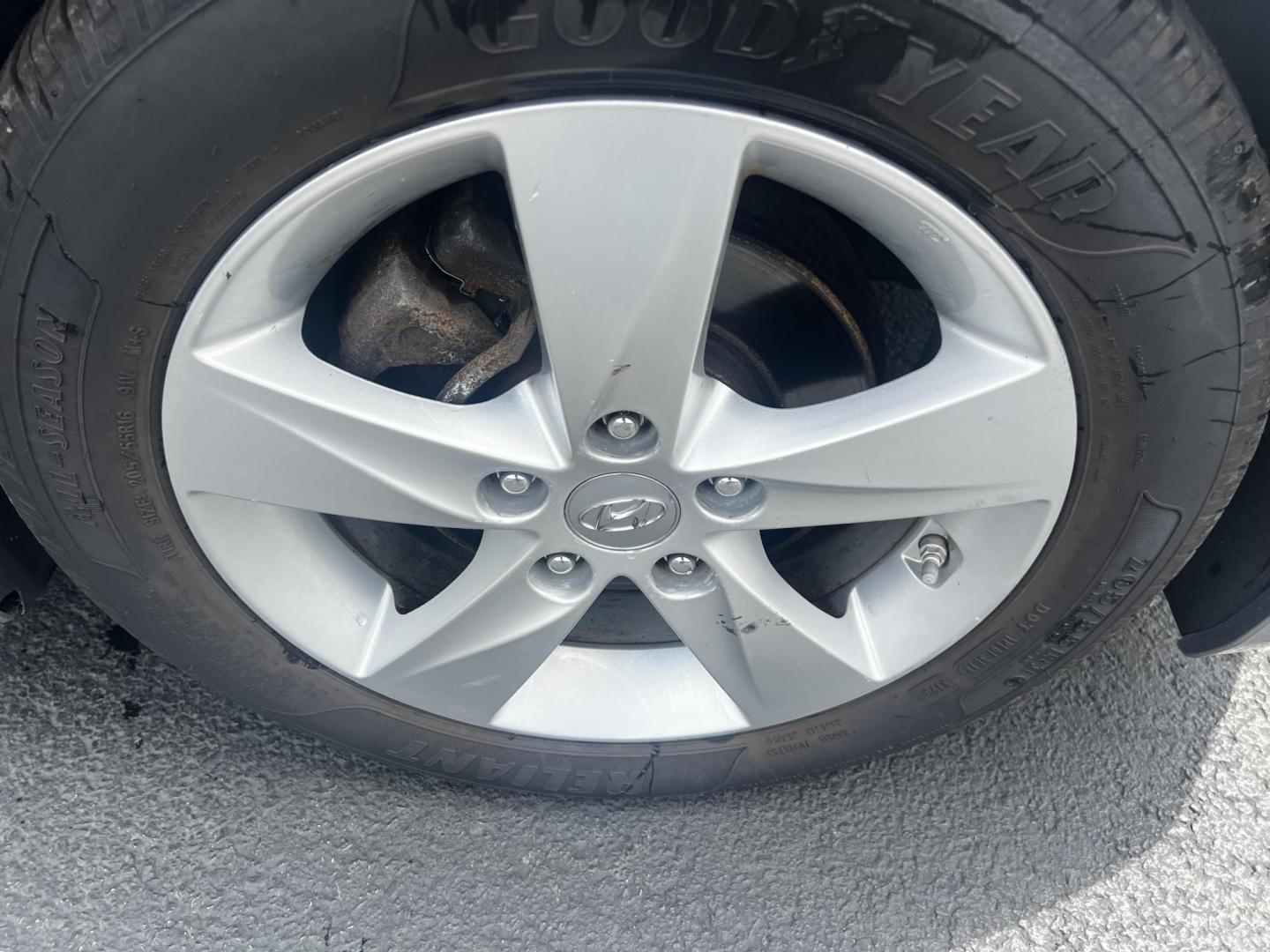 2012 Gray /Gray Hyundai Elantra GLS A/T (KMHDH4AE1CU) with an 1.8L I4 DOHC 16V engine, 6-Speed Automatic transmission, located at 547 E. Main St., Orwell, OH, 44076, (440) 437-5893, 41.535435, -80.847855 - This One Owner 2012 Hyundai Elantra GLS is a compact sedan offering a balanced mix of efficiency and features. It's powered by a 1.8-liter four-cylinder engine paired with a 6-speed automatic transmission, delivering a fuel-efficient performance with an impressive 38 MPG on the highway. Safety is en - Photo#11