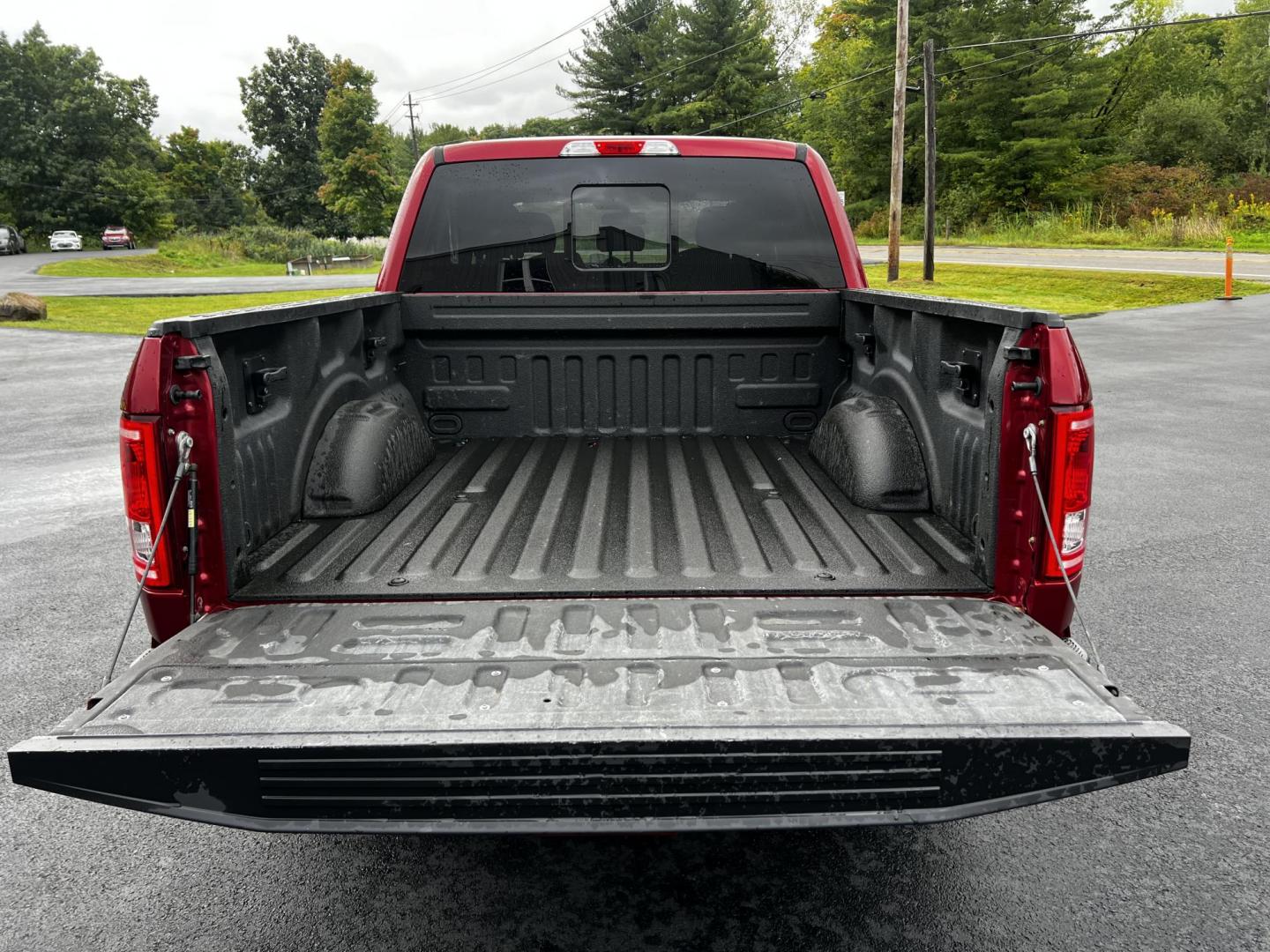 2016 Red /Black Ford F-150 XLT SuperCrew 6.5-ft. Bed 4WD (1FTEW1EP0GF) with an 2.7L V6 DOHC 24V TWIN TURBO engine, 6-Speed Automatic transmission, located at 11115 Chardon Rd. , Chardon, OH, 44024, (440) 214-9705, 41.580246, -81.241943 - Photo#14