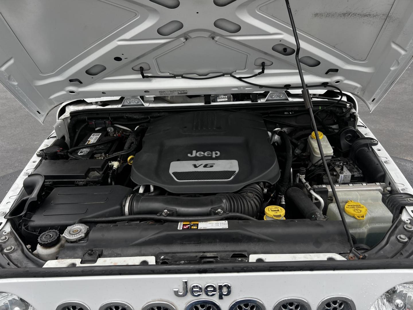 2014 White /Black Jeep Wrangler Unlimited Sport 4WD (1C4BJWDG3EL) with an 3.6L V6 DOHC 24V engine, 5 Speed Auto transmission, located at 547 E. Main St., Orwell, OH, 44076, (440) 437-5893, 41.535435, -80.847855 - This 2014 Jeep Wrangler Unlimited Sport is built for those who enjoy both adventure and practicality, featuring robust off-road capabilities and essential modern features. It's equipped with a 3.6-liter Pentastar V6 engine and a 5-speed automatic transmission, delivering reliable power and performan - Photo#13