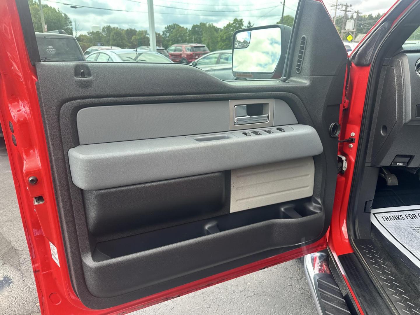 2011 Red /Gray Ford F-150 XLT SuperCab 6.5-ft. Bed 4WD (1FTFX1EF9BF) with an 5.0L V8 engine, 4-Speed Automatic transmission, located at 547 E. Main St., Orwell, OH, 44076, (440) 437-5893, 41.535435, -80.847855 - This 2011 Ford F-150 XLT Super Cab is a rugged and powerful pickup ideal for both work and leisure, equipped with a 5.0-liter Coyote V8 engine delivering 360 horsepower and 380 lb-ft of torque. Its 6-speed automatic transmission ensures smooth driving dynamics, while boasting an impressive towing ca - Photo#10