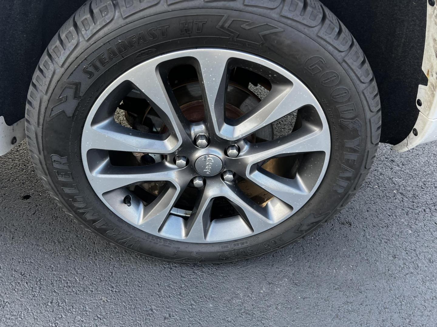 2018 White /Brown Jeep Grand Cherokee Overland 4WD (1C4RJFCGXJC) with an 3.6L V6 DOHC 24V engine, 8A transmission, located at 11115 Chardon Rd. , Chardon, OH, 44024, (440) 214-9705, 41.580246, -81.241943 - Photo#12