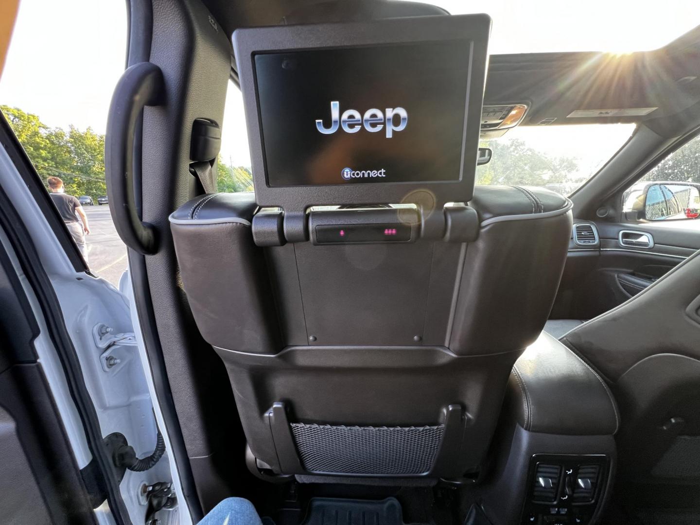 2018 White /Brown Jeep Grand Cherokee Overland 4WD (1C4RJFCGXJC) with an 3.6L V6 DOHC 24V engine, 8A transmission, located at 11115 Chardon Rd. , Chardon, OH, 44024, (440) 214-9705, 41.580246, -81.241943 - Photo#36