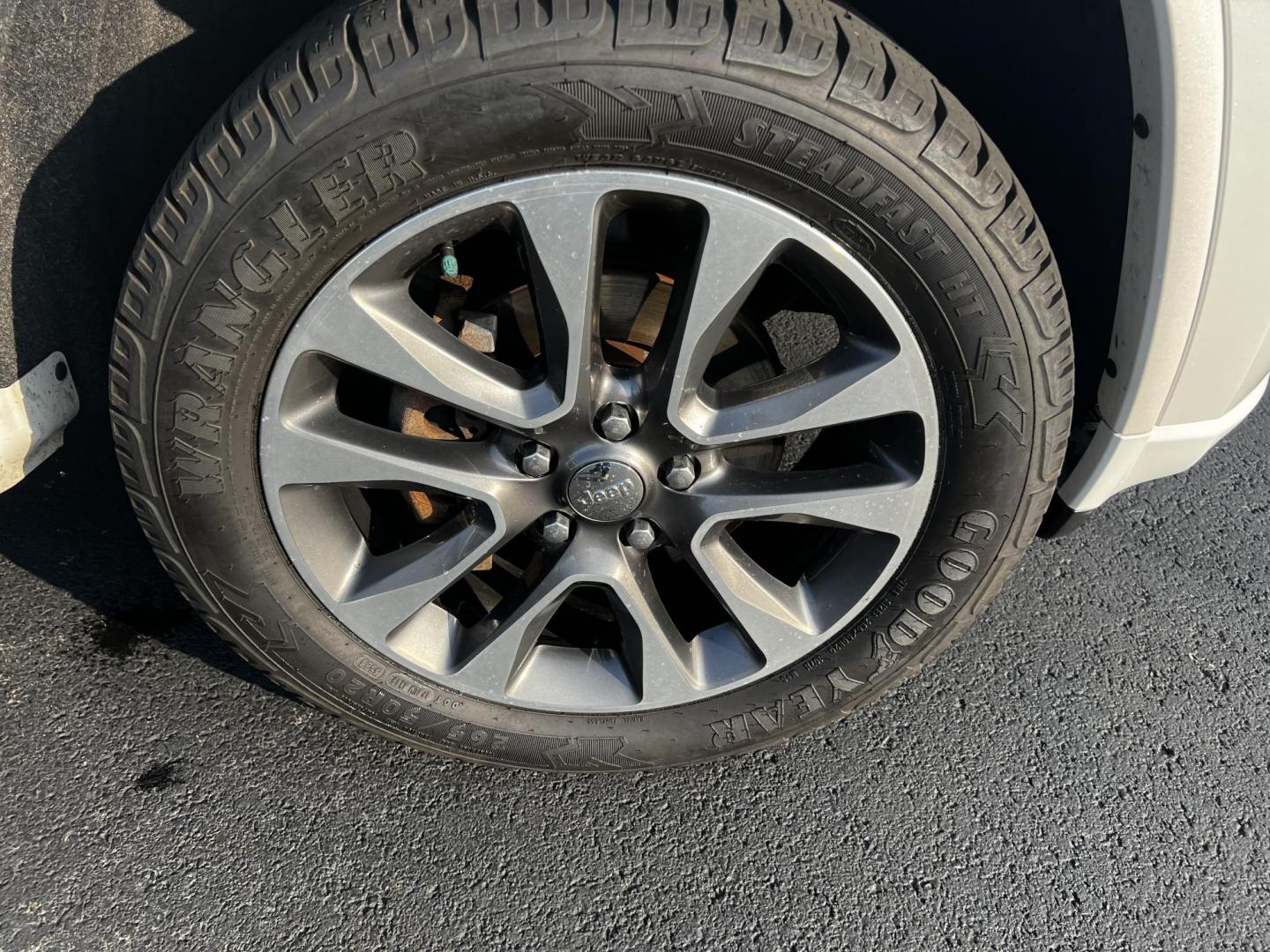 2018 White /Brown Jeep Grand Cherokee Overland 4WD (1C4RJFCGXJC) with an 3.6L V6 DOHC 24V engine, 8A transmission, located at 11115 Chardon Rd. , Chardon, OH, 44024, (440) 214-9705, 41.580246, -81.241943 - Photo#10