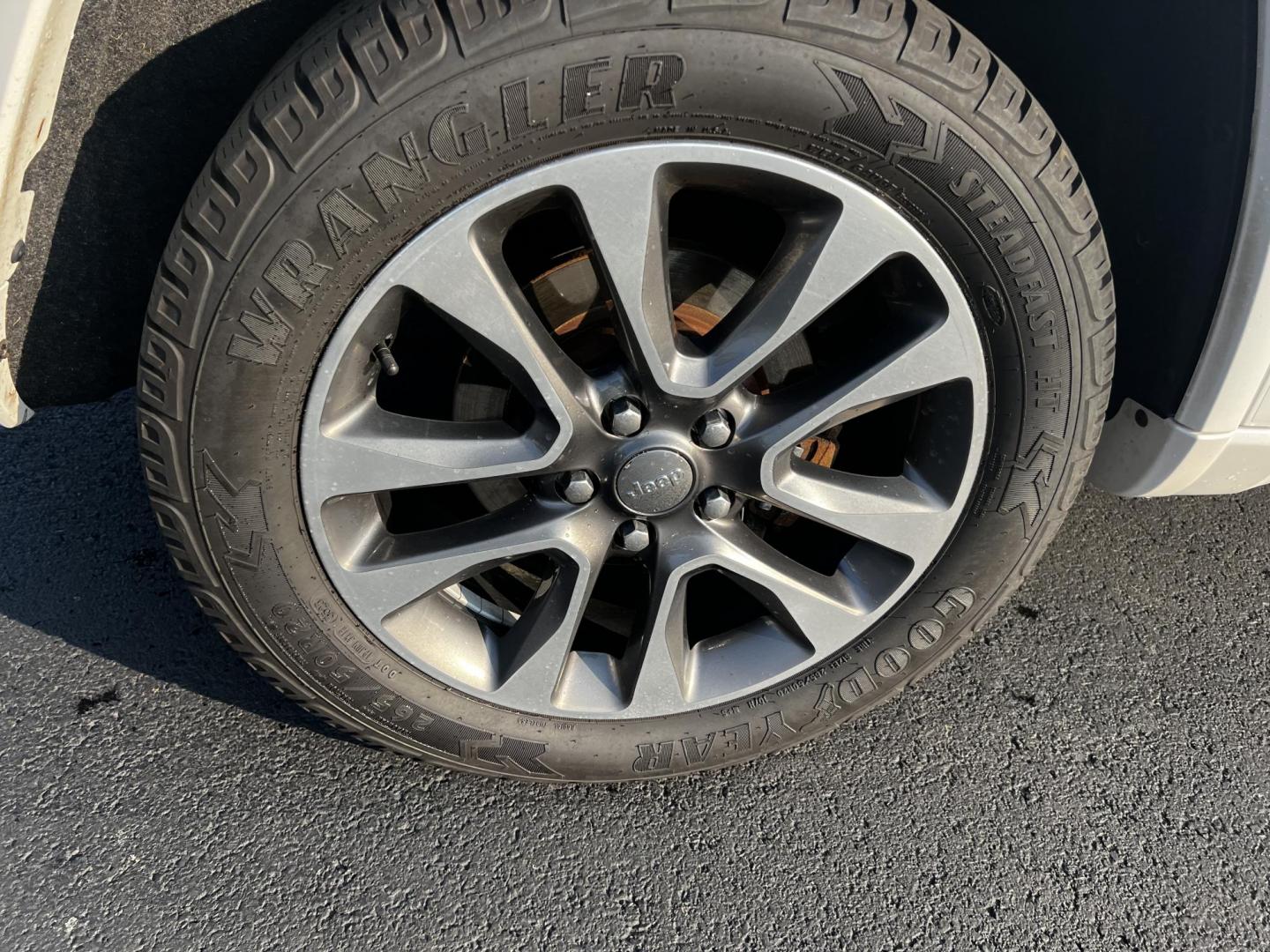 2018 White /Brown Jeep Grand Cherokee Overland 4WD (1C4RJFCGXJC) with an 3.6L V6 DOHC 24V engine, 8A transmission, located at 11115 Chardon Rd. , Chardon, OH, 44024, (440) 214-9705, 41.580246, -81.241943 - Photo#11