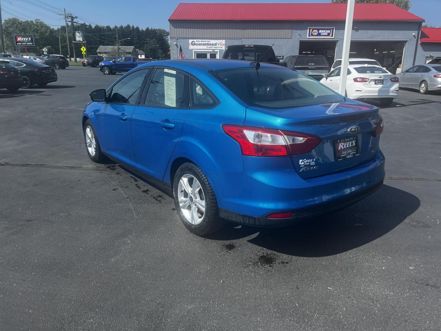 2013 Blue /Black Ford Focus SE Sedan (1FADP3F29DL) with an 2.0L I4 DOHC 16V engine, 6-Speed Automatic transmission, located at 547 E. Main St., Orwell, OH, 44076, (440) 437-5893, 41.535435, -80.847855 - Photo#9