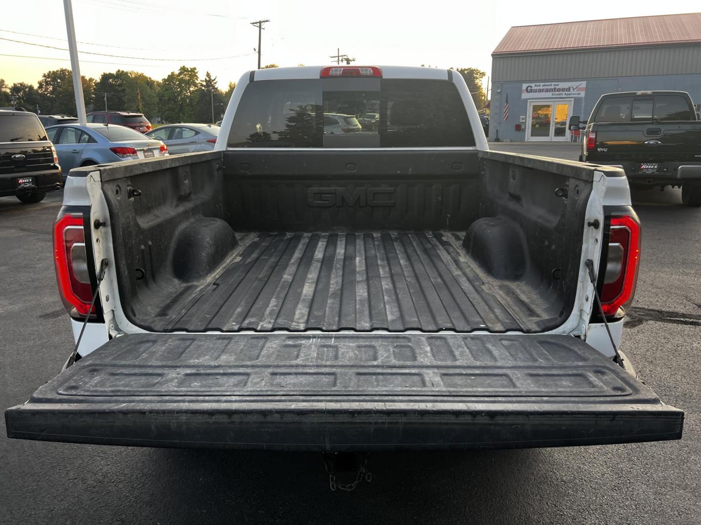 2018 White /Black GMC Sierra 1500 SLT Crew Cab Short Box 4WD (3GTU2NEC3JG) with an 5.3L V8 OHV 16V engine, 8-Speed Automatic transmission, located at 547 E. Main St., Orwell, OH, 44076, (440) 437-5893, 41.535435, -80.847855 - This One Owner 2018 GMC Sierra 1500 SLT Crew Cab is a versatile and powerful pickup truck, featuring a 5.3L Vortec V8 engine paired with an 8-speed automatic transmission and 3.42 gearing, allowing for robust performance and a towing capacity of 9,100 pounds. Designed for both comfort and utility, i - Photo#13