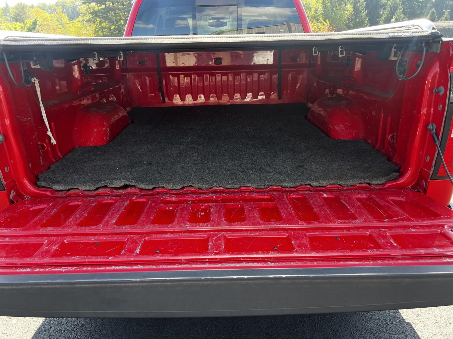 2018 Red /Black GMC Sierra 1500 SLE Double Cab 4WD (1GTV2MEC4JZ) with an 5.3L V8 OHV 16V engine, 6 Speed Automatic transmission, located at 547 E. Main St., Orwell, OH, 44076, (440) 437-5893, 41.535435, -80.847855 - This 2018 GMC Sierra 1500 SLE Double Cab 4WD is a robust pickup designed for both power and modern convenience, featuring a 5.3-liter Vortec V8 engine producing 355 horsepower with 3.42 gearing, and offering a towing capacity of 9,000 pounds. This truck is equipped for off-road and towing capabiliti - Photo#13