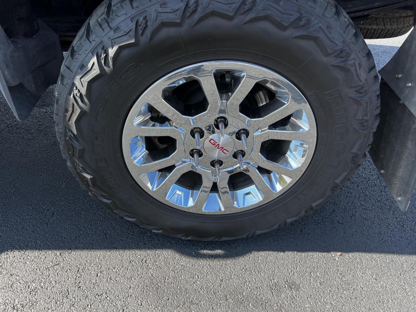 2018 Red /Black GMC Sierra 1500 SLE Double Cab 4WD (1GTV2MEC4JZ) with an 5.3L V8 OHV 16V engine, 6 Speed Automatic transmission, located at 547 E. Main St., Orwell, OH, 44076, (440) 437-5893, 41.535435, -80.847855 - This 2018 GMC Sierra 1500 SLE Double Cab 4WD is a robust pickup designed for both power and modern convenience, featuring a 5.3-liter Vortec V8 engine producing 355 horsepower with 3.42 gearing, and offering a towing capacity of 9,000 pounds. This truck is equipped for off-road and towing capabiliti - Photo#14