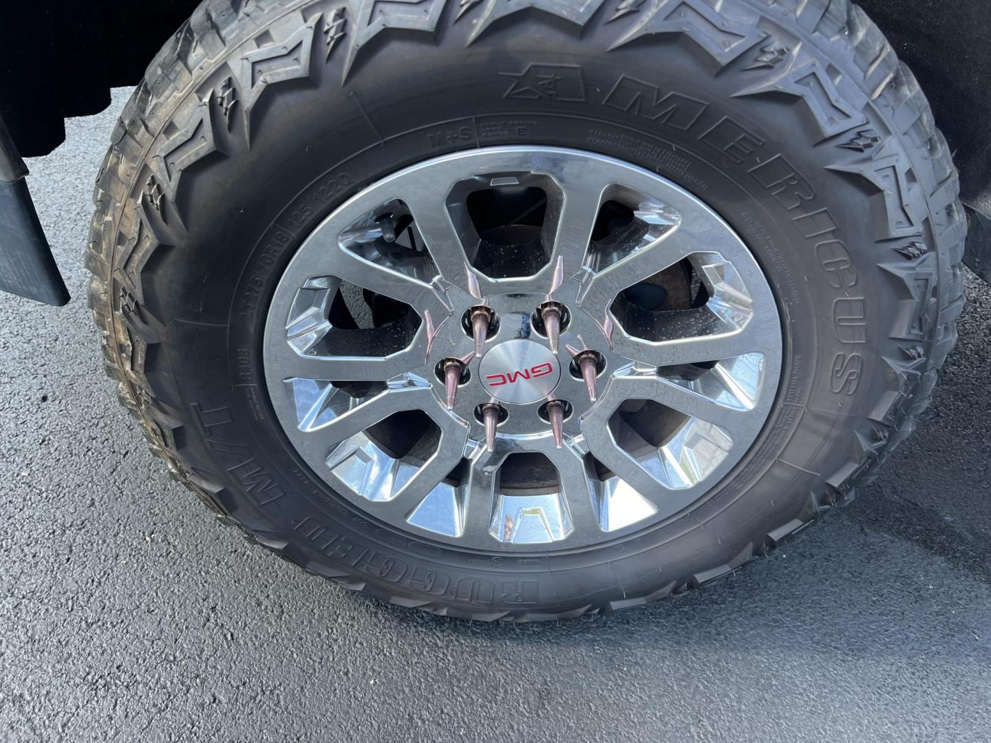 2018 Red /Black GMC Sierra 1500 SLE Double Cab 4WD (1GTV2MEC4JZ) with an 5.3L V8 OHV 16V engine, 6 Speed Automatic transmission, located at 11115 Chardon Rd. , Chardon, OH, 44024, (440) 214-9705, 41.580246, -81.241943 - This 2018 GMC Sierra 1500 SLE Double Cab 4WD is a robust pickup designed for both power and modern convenience, featuring a 5.3-liter Vortec V8 engine producing 355 horsepower with 3.42 gearing, and offering a towing capacity of 9,000 pounds. This truck is equipped for off-road and towing capabiliti - Photo#15